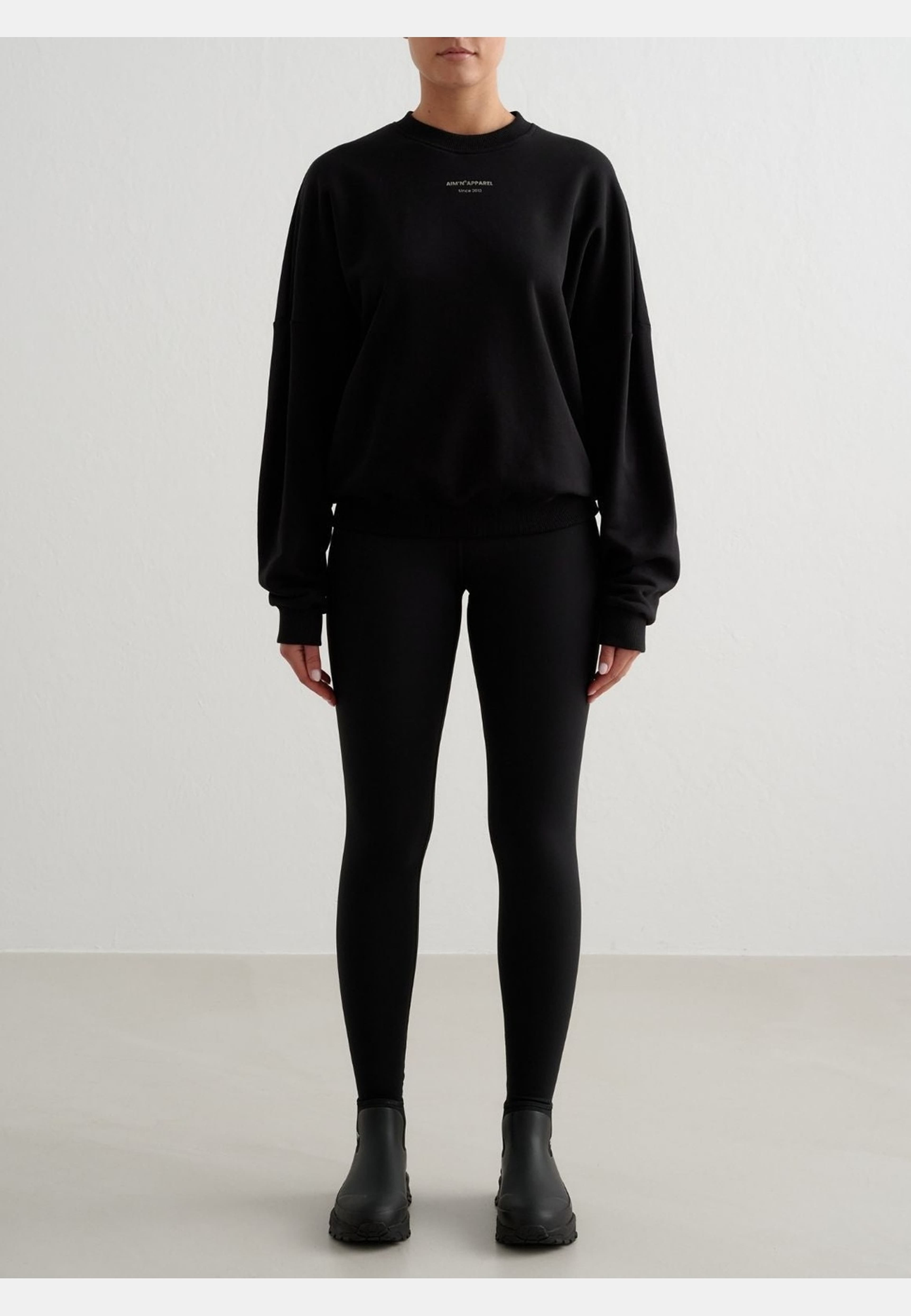 Apparel Terry Sweatshirt, från aim'n, i färgen black. Klicka för att öppna bilden i stort format