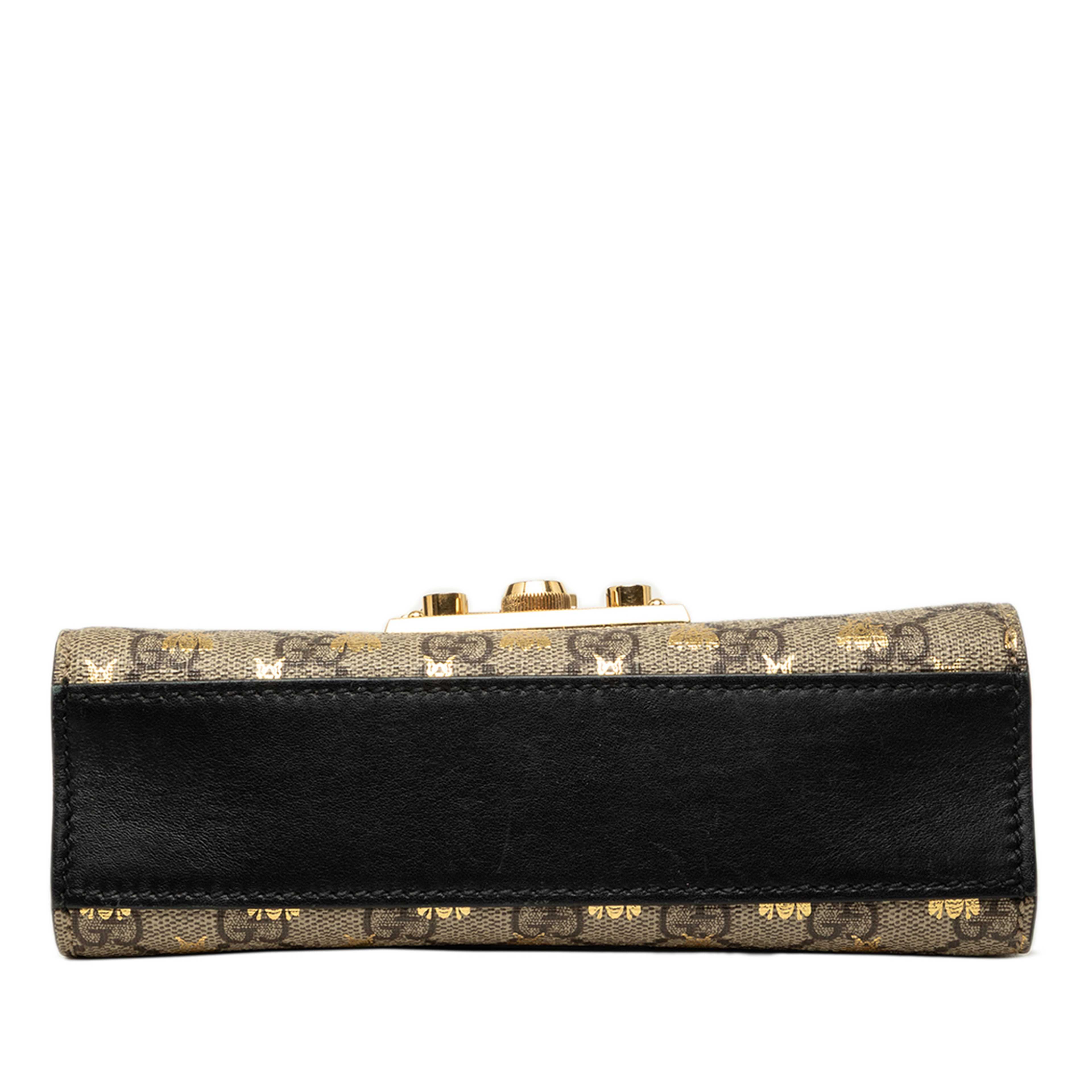 Gucci Small Gg Supreme Bee Padlock Crossbody, från Luxclusif, i färgen beige. Klicka för att öppna bilden i stort format