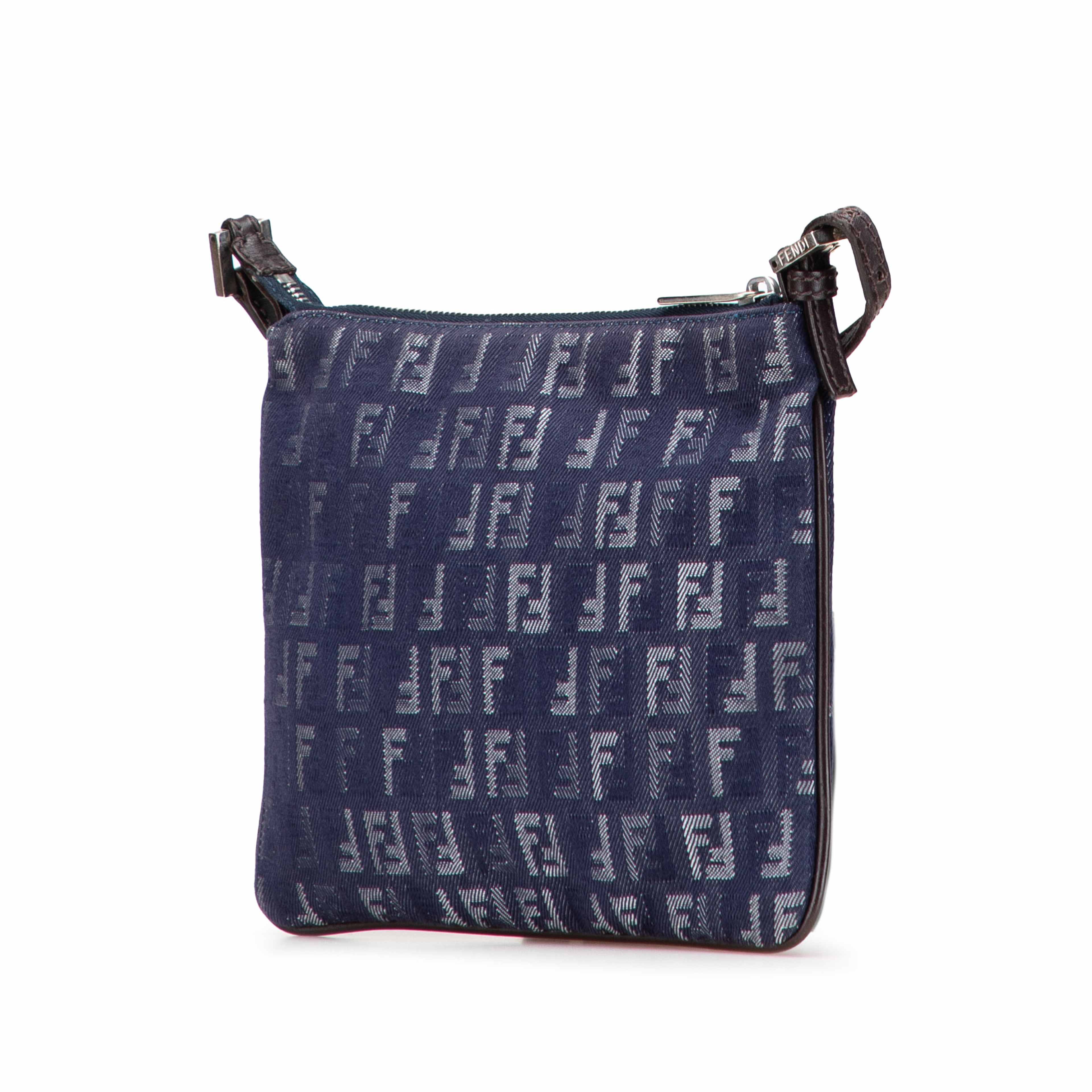 Fendi Zucchino Denim Crossbody, från Luxclusif, i färgen dark blue. Klicka för att öppna bilden i stort format