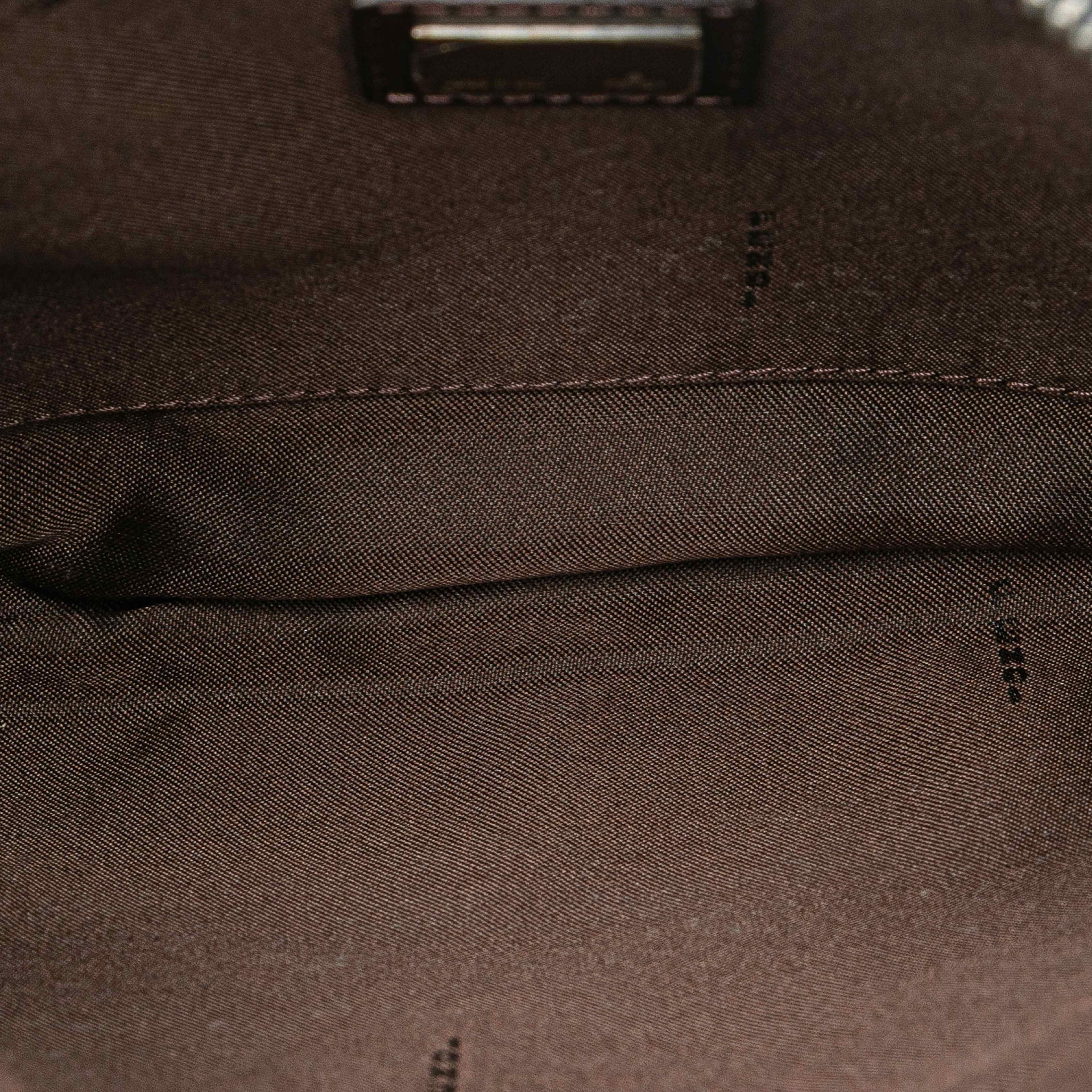 Fendi Zucchino Denim Crossbody, från Luxclusif, i färgen dark blue. Klicka för att öppna bilden i stort format