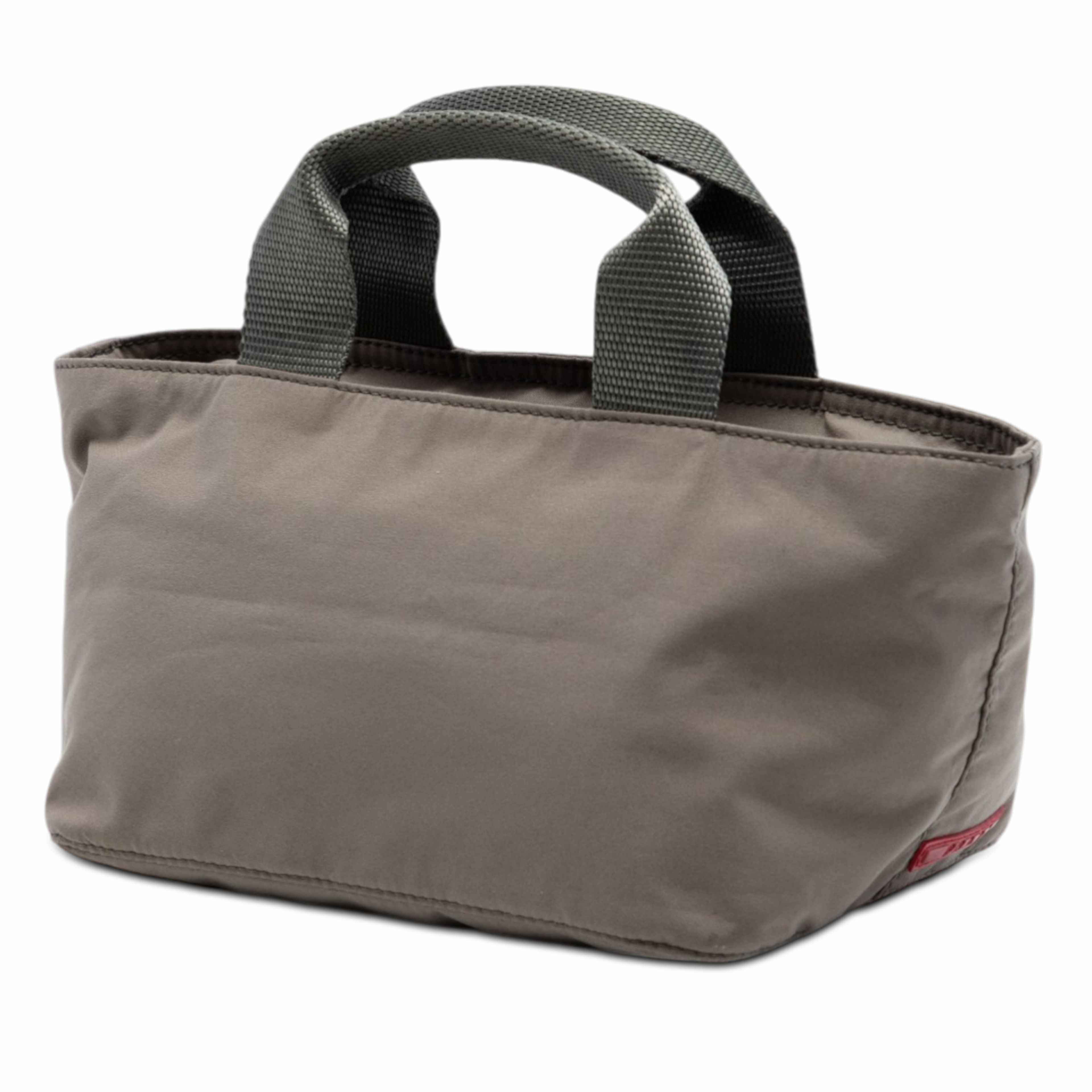 Prada Tessuto Handbag, från Luxclusif, i färgen grå. Klicka för att öppna bilden i stort format