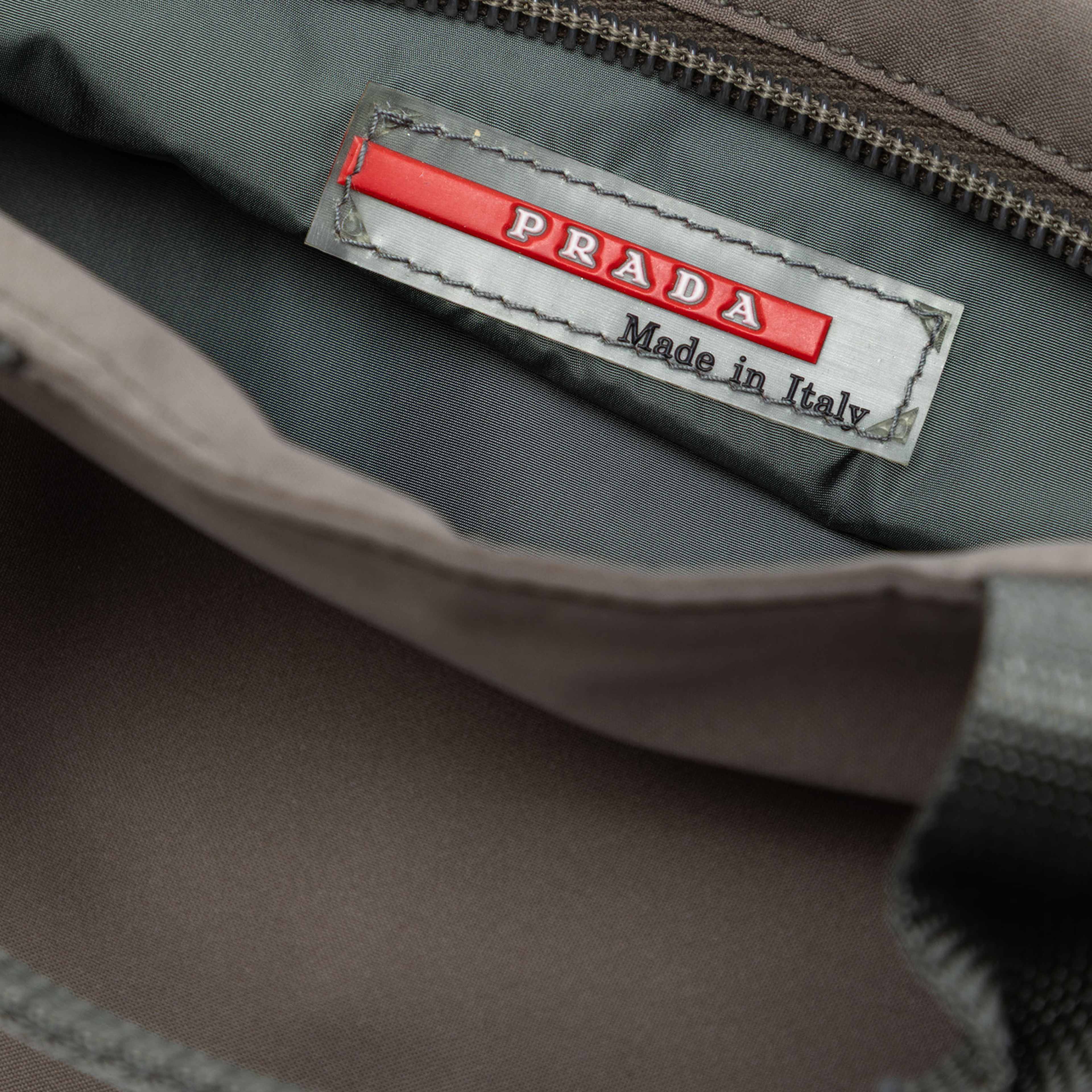 Prada Tessuto Handbag, från Luxclusif, i färgen gray. Klicka för att öppna bilden i stort format
