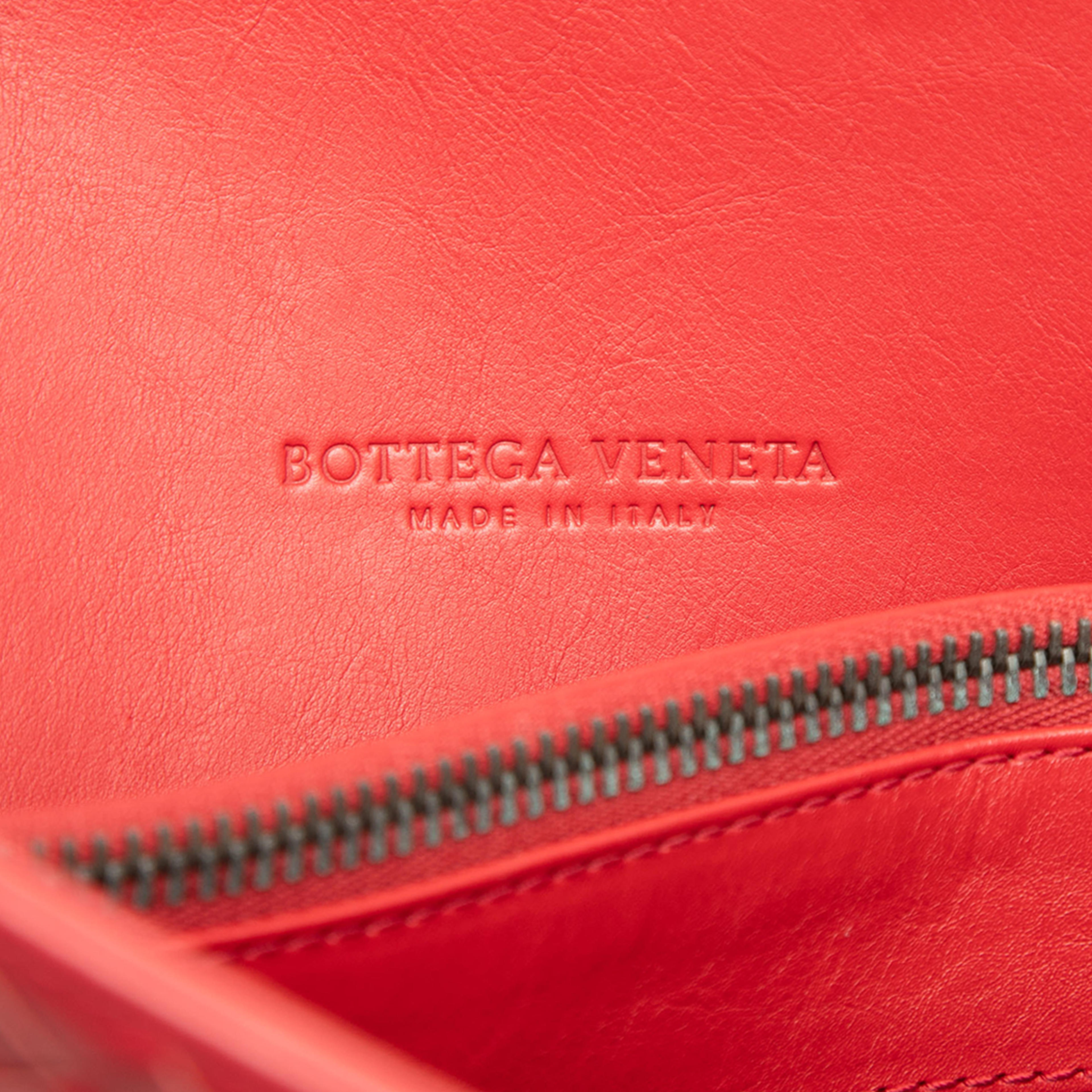 Bottega Veneta Nappa Intrecciato Briefcase, från Luxclusif, i färgen röd. Klicka för att öppna bilden i stort format