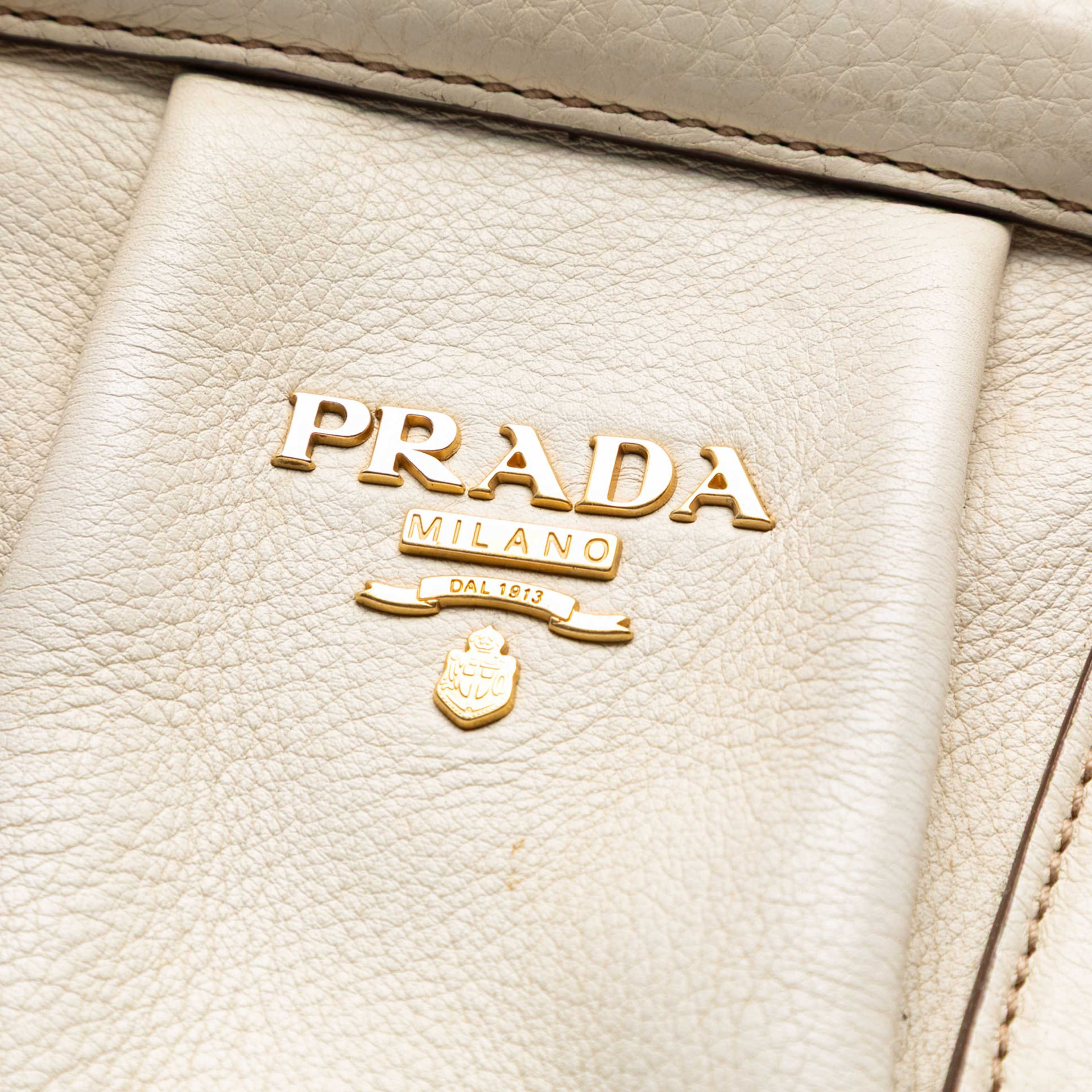 Prada Vitello Daino Frame Tote, från Luxclusif, i färgen vit. Klicka för att öppna bilden i stort format
