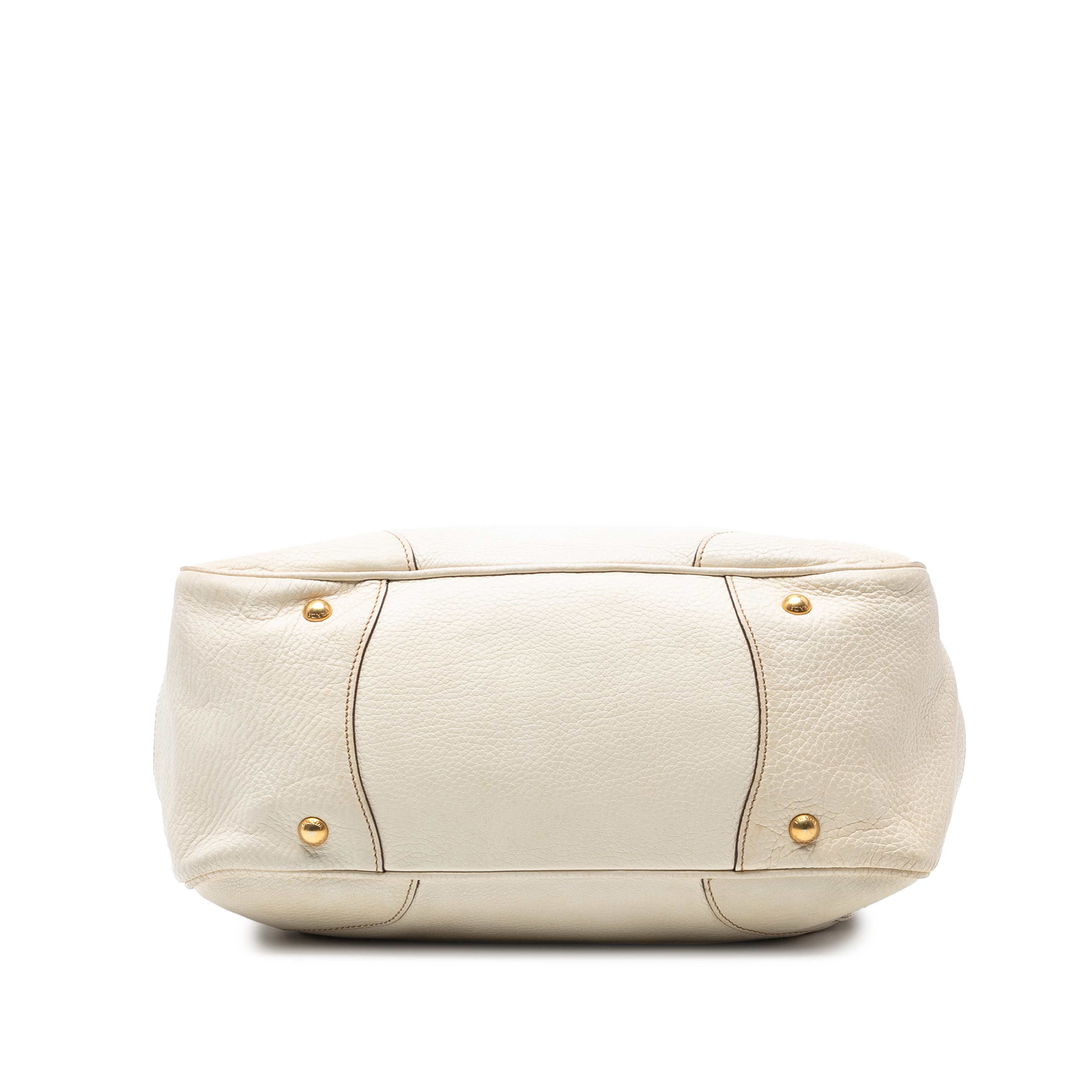 Prada Vitello Daino Frame Tote, från Luxclusif, i färgen vit. Klicka för att öppna bilden i stort format