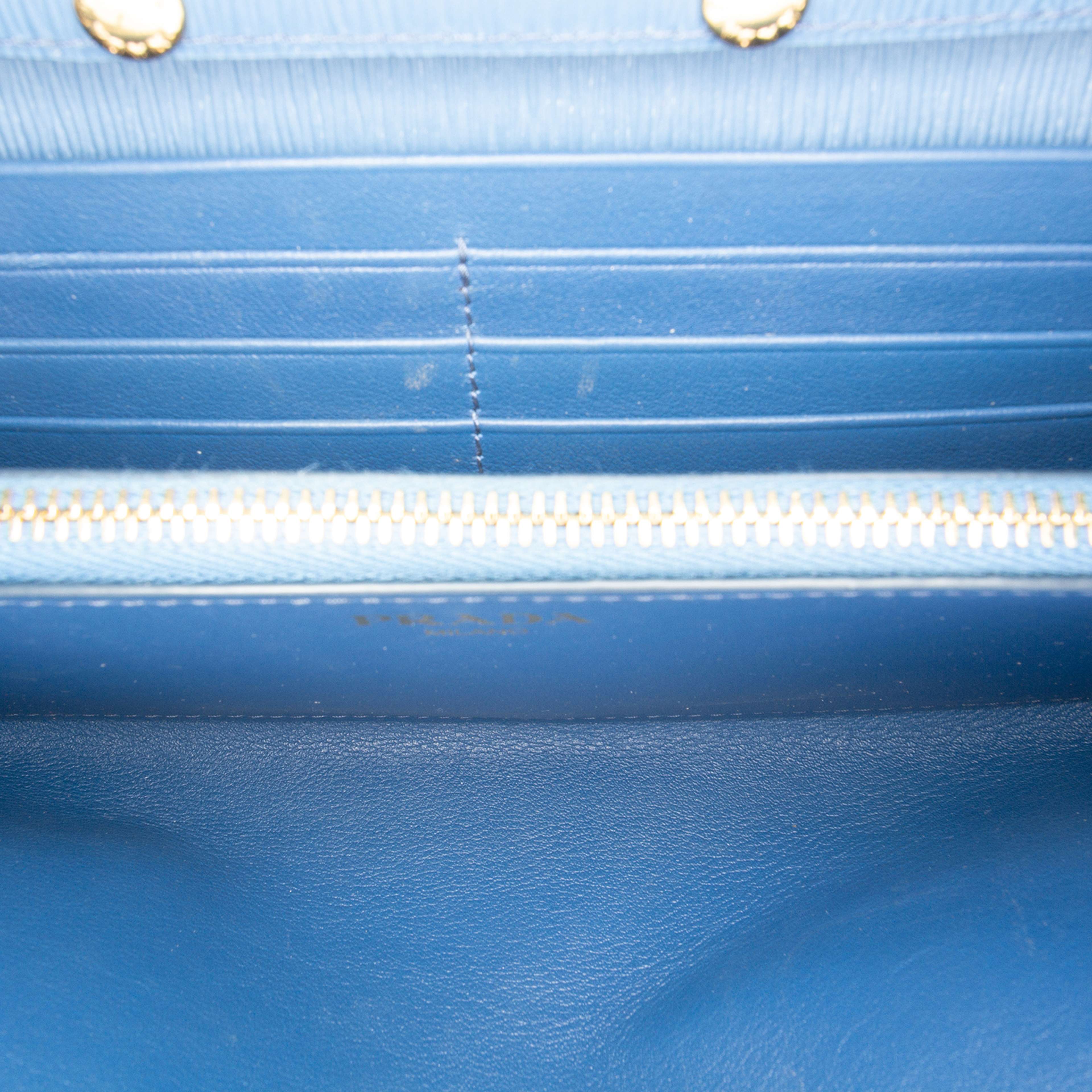 Prada Saffiano Wallet On Chain, från Luxclusif, i färgen blue. Klicka för att öppna bilden i stort format