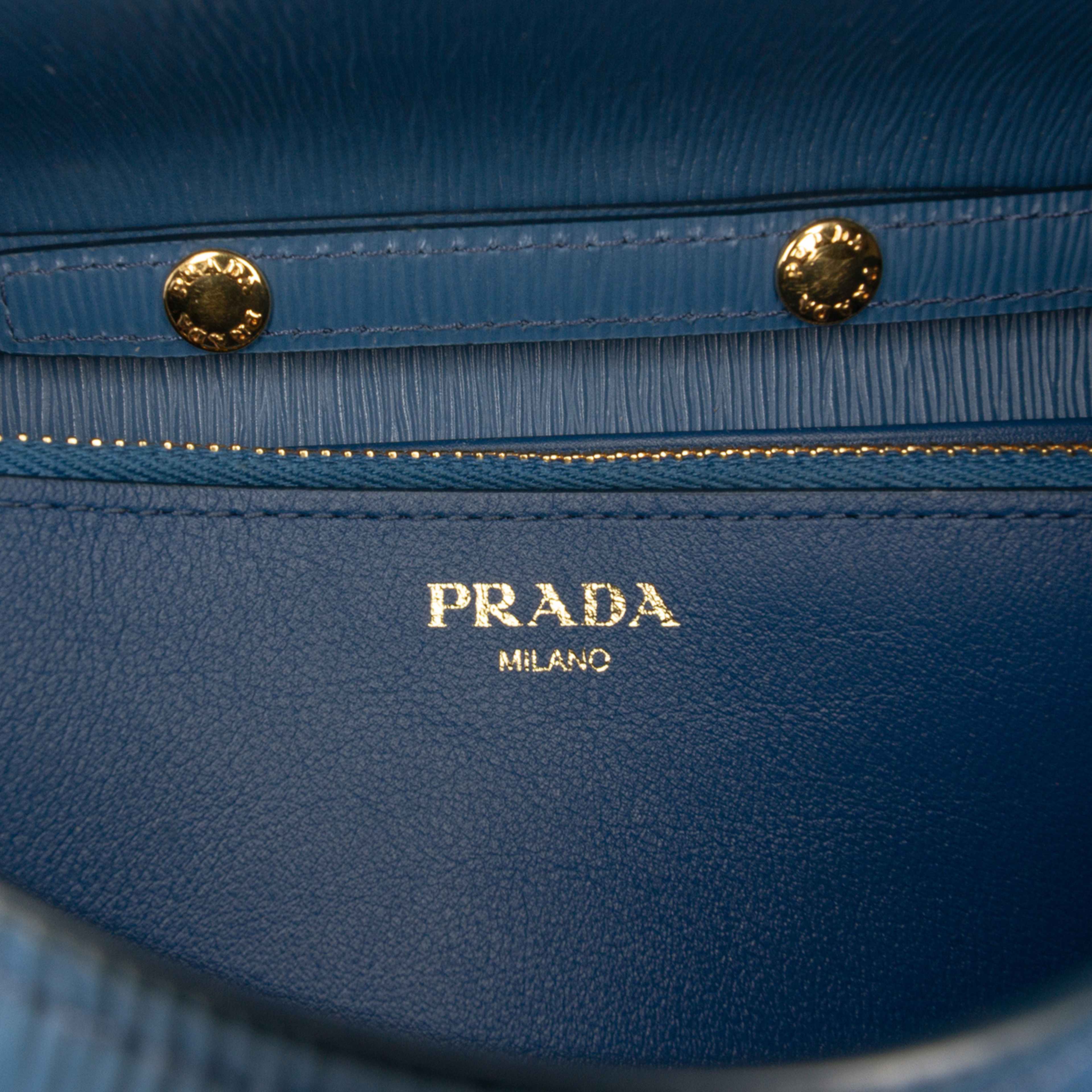 Prada Saffiano Wallet On Chain, från Luxclusif, i färgen blue. Klicka för att öppna bilden i stort format
