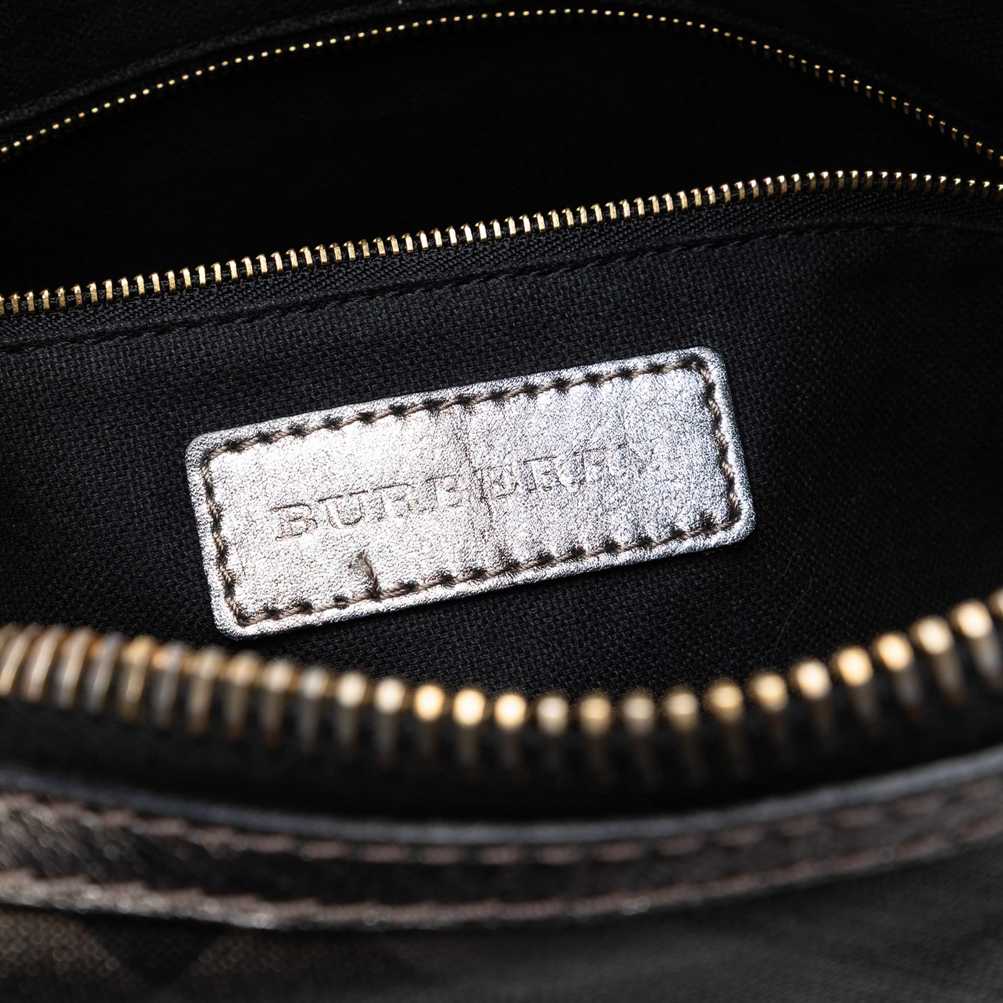 Burberry Supernova Check Coated Canvas And Metallic Leather Shoulder Bag, från Luxclusif, i färgen gray. Klicka för att öppna bilden i stort format