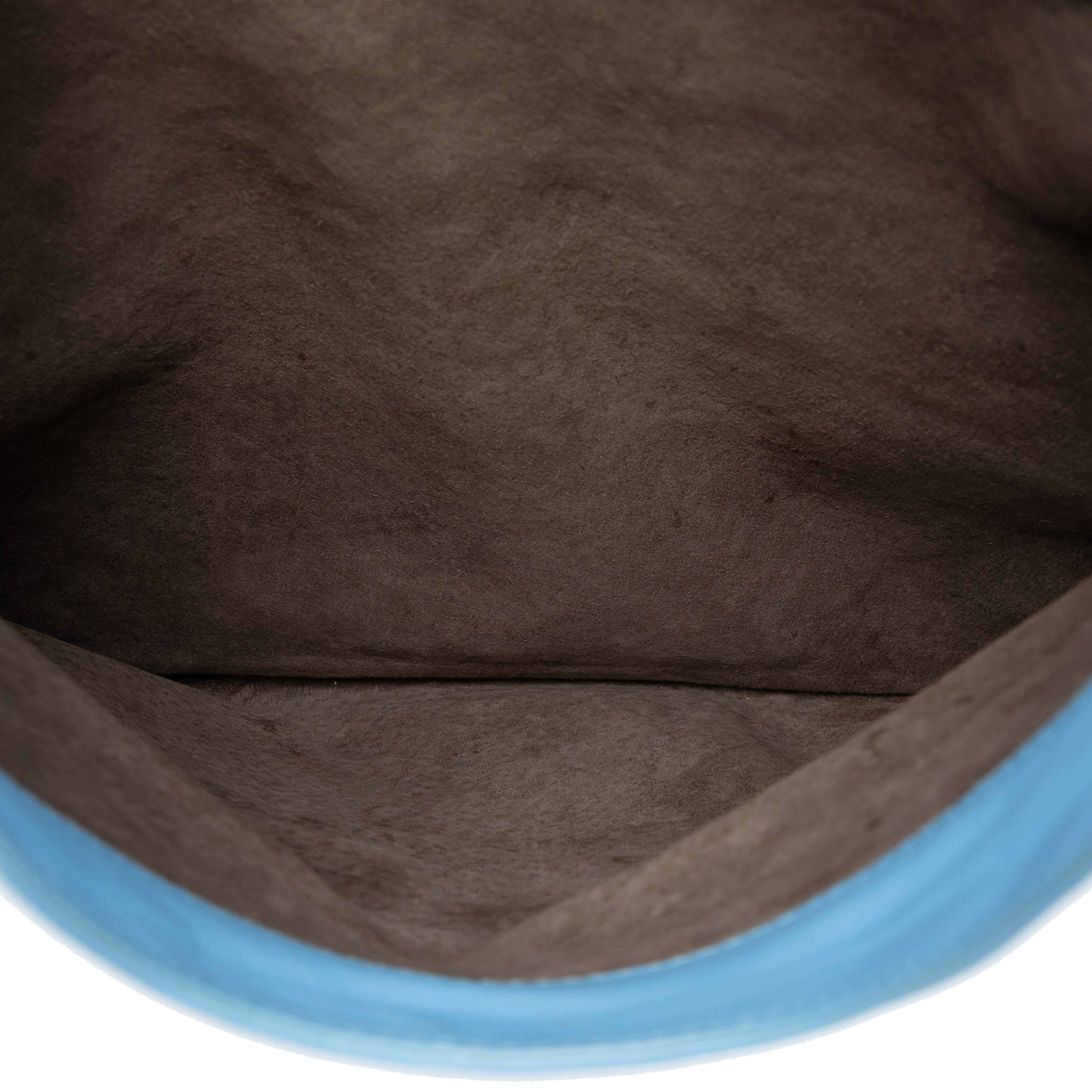 Bottega Veneta Nappa Intrecciato Turn Lock Clutch, från Luxclusif, i färgen light blue. Klicka för att öppna bilden i stort format