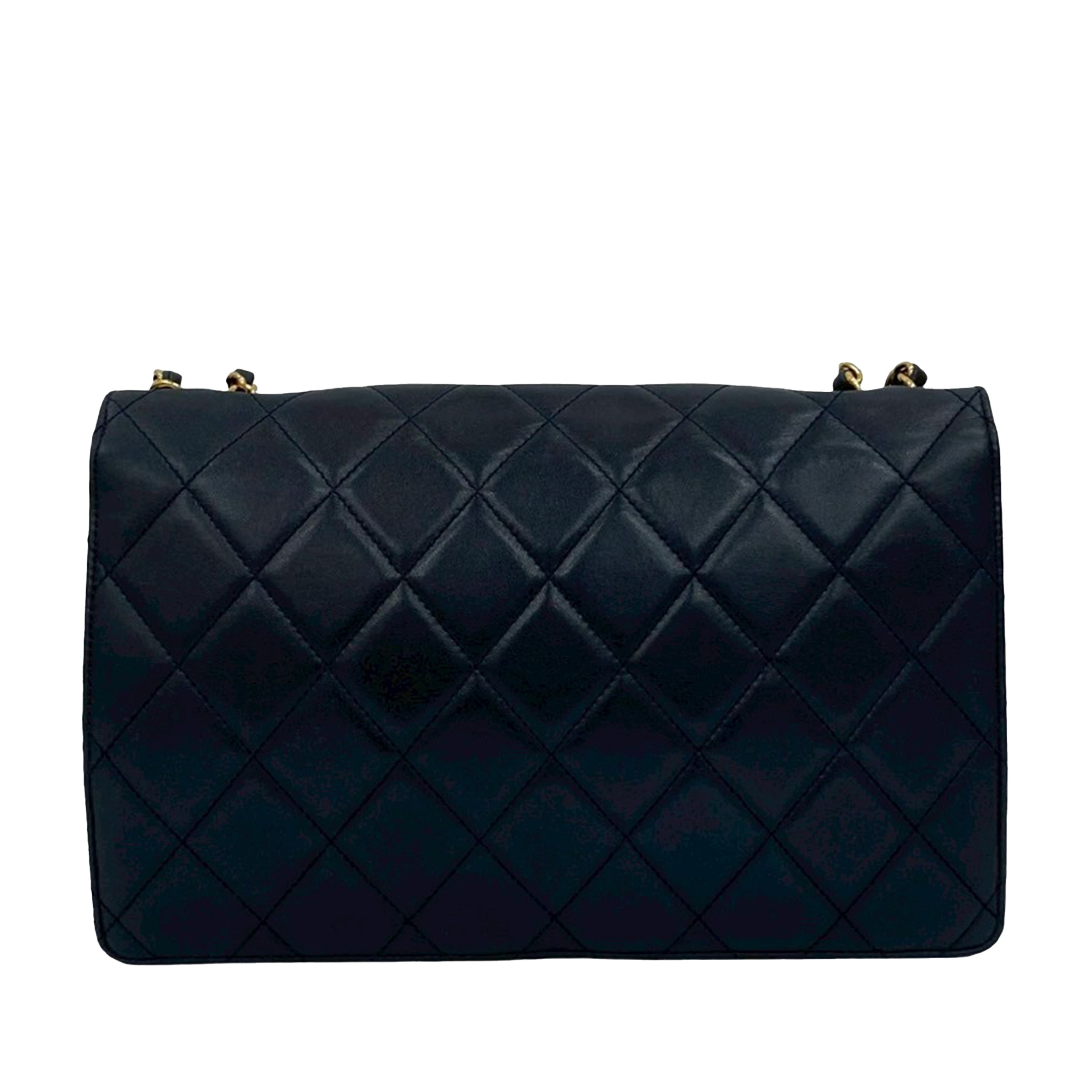 Chanel Quilted Lambskin Golden Class Flap, från Luxclusif, i färgen navy. Klicka för att öppna bilden i stort format