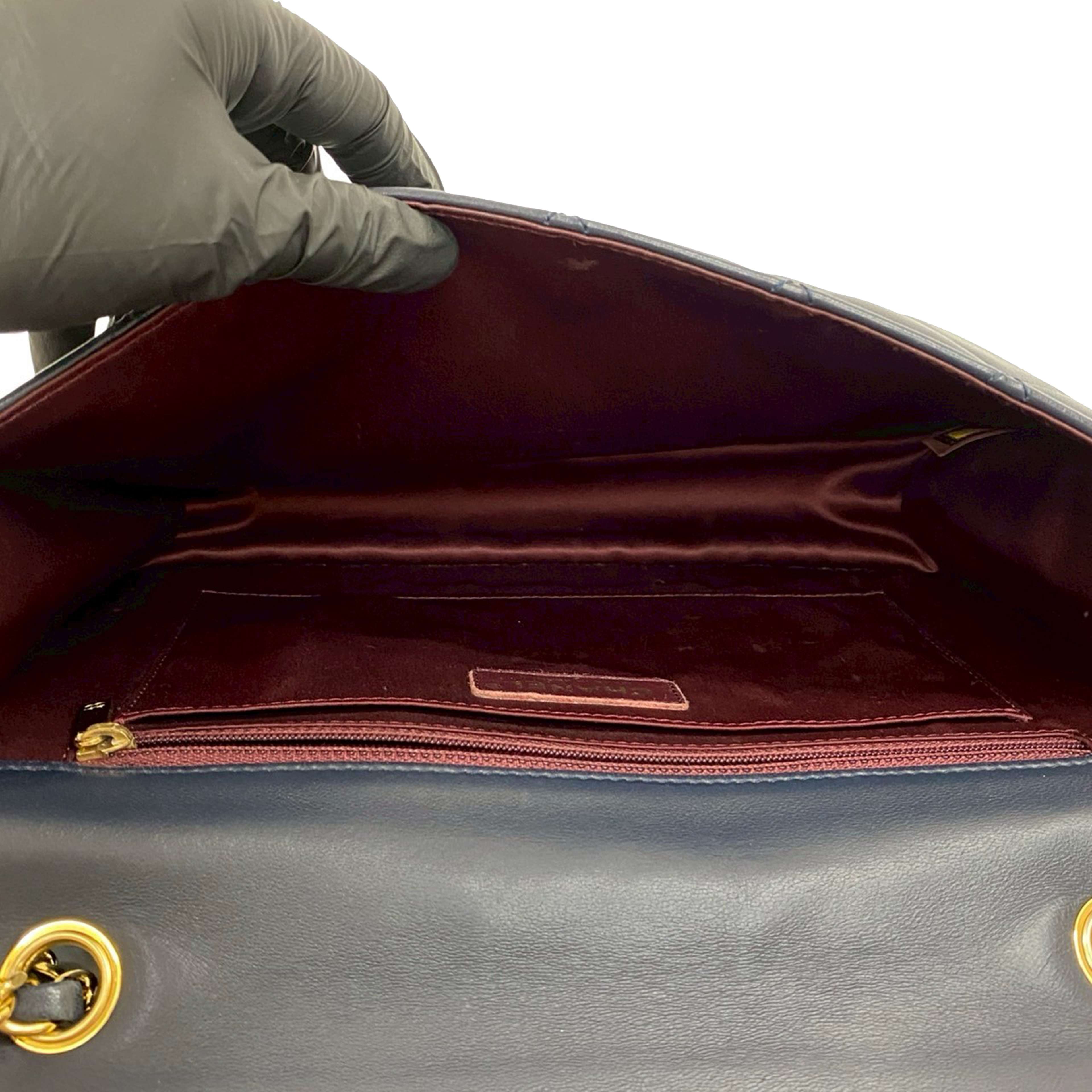 Chanel Quilted Lambskin Golden Class Flap, från Luxclusif, i färgen navy. Klicka för att öppna bilden i stort format