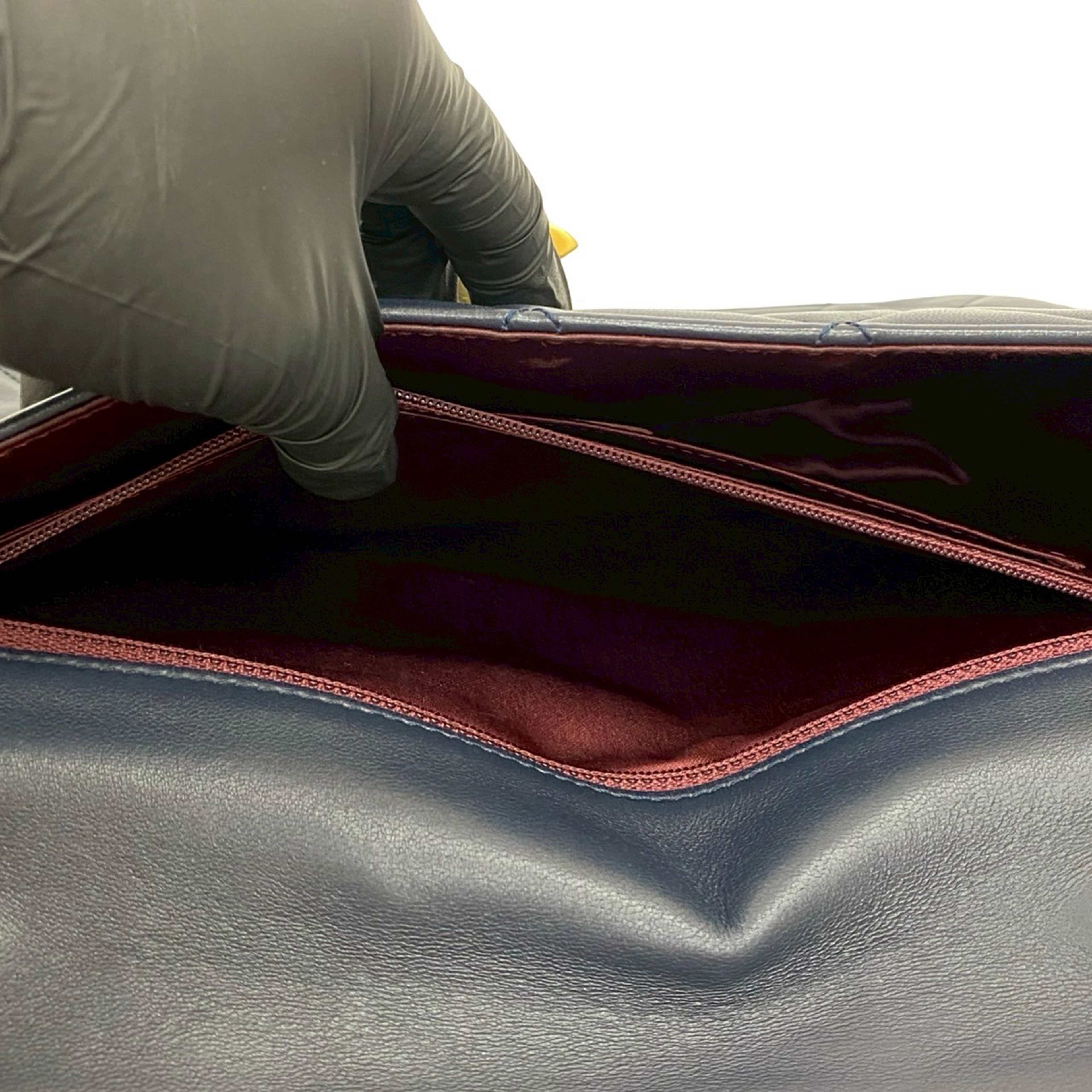 Chanel Quilted Lambskin Golden Class Flap, från Luxclusif, i färgen navy. Klicka för att öppna bilden i stort format