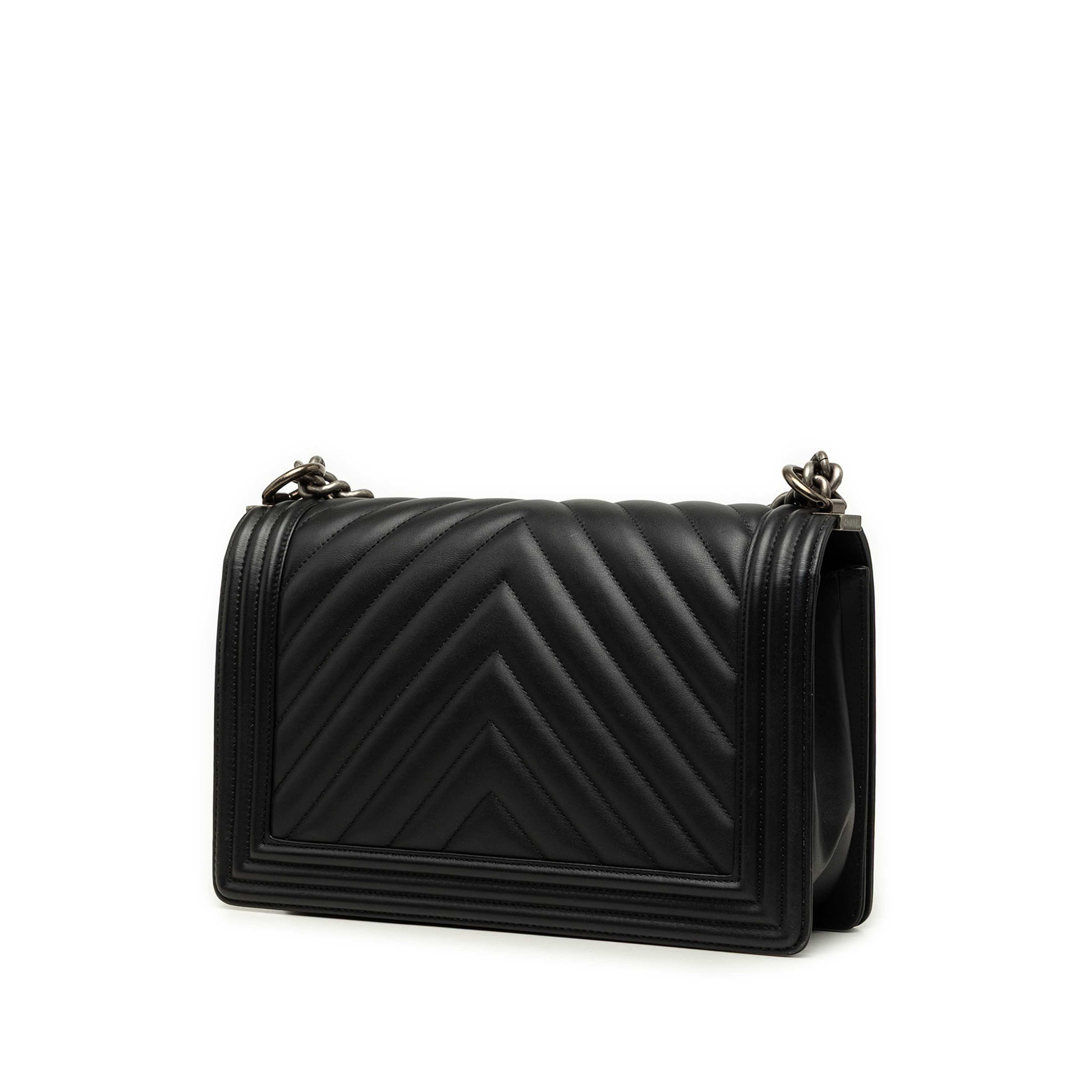 Chanel Medium Chevron Lambskin Boy Flap, från Luxclusif, i färgen svart. Klicka för att öppna bilden i stort format