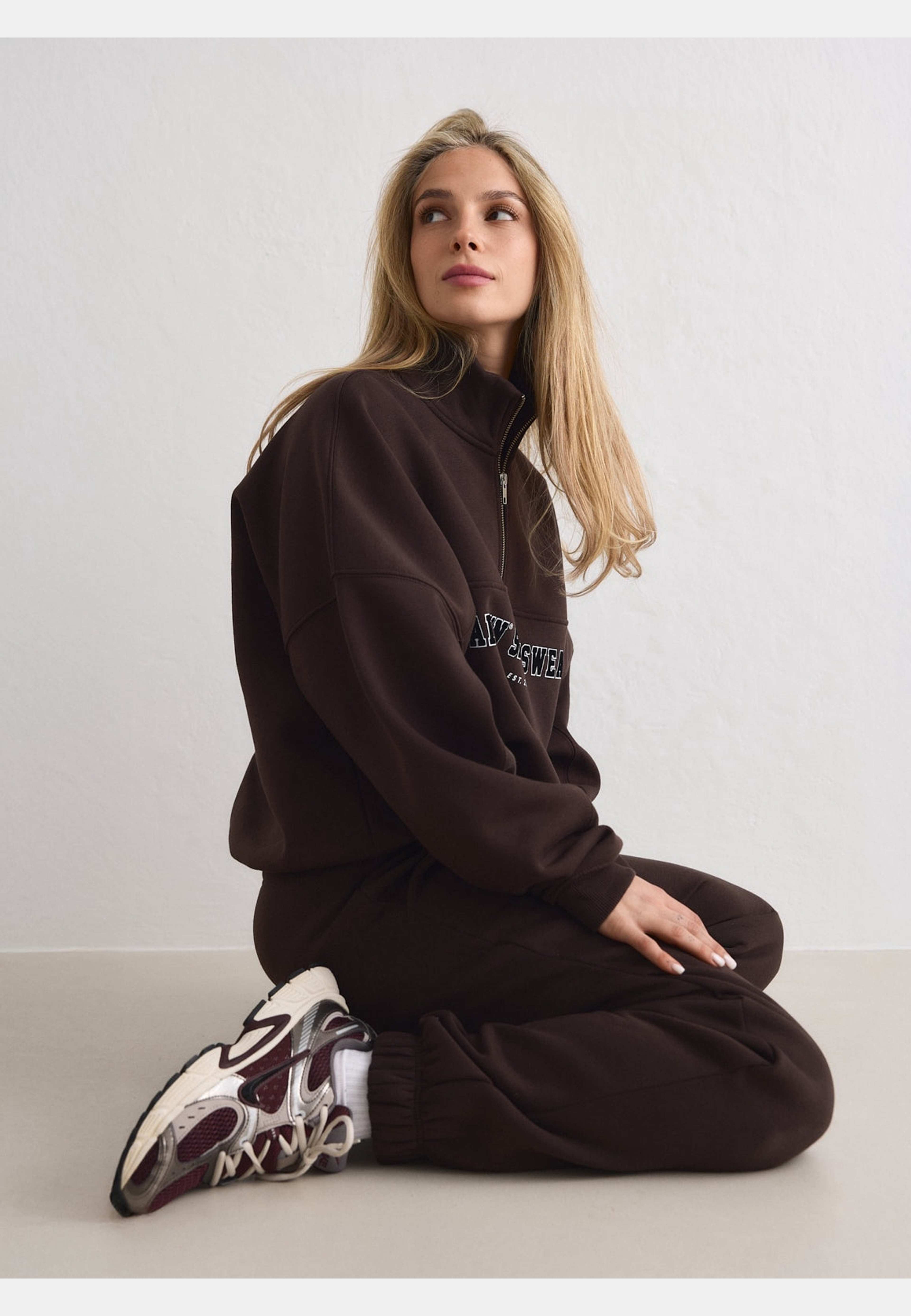 Classic Sweatpants, från aim'n, i färgen chocolate. Klicka för att öppna bilden i stort format