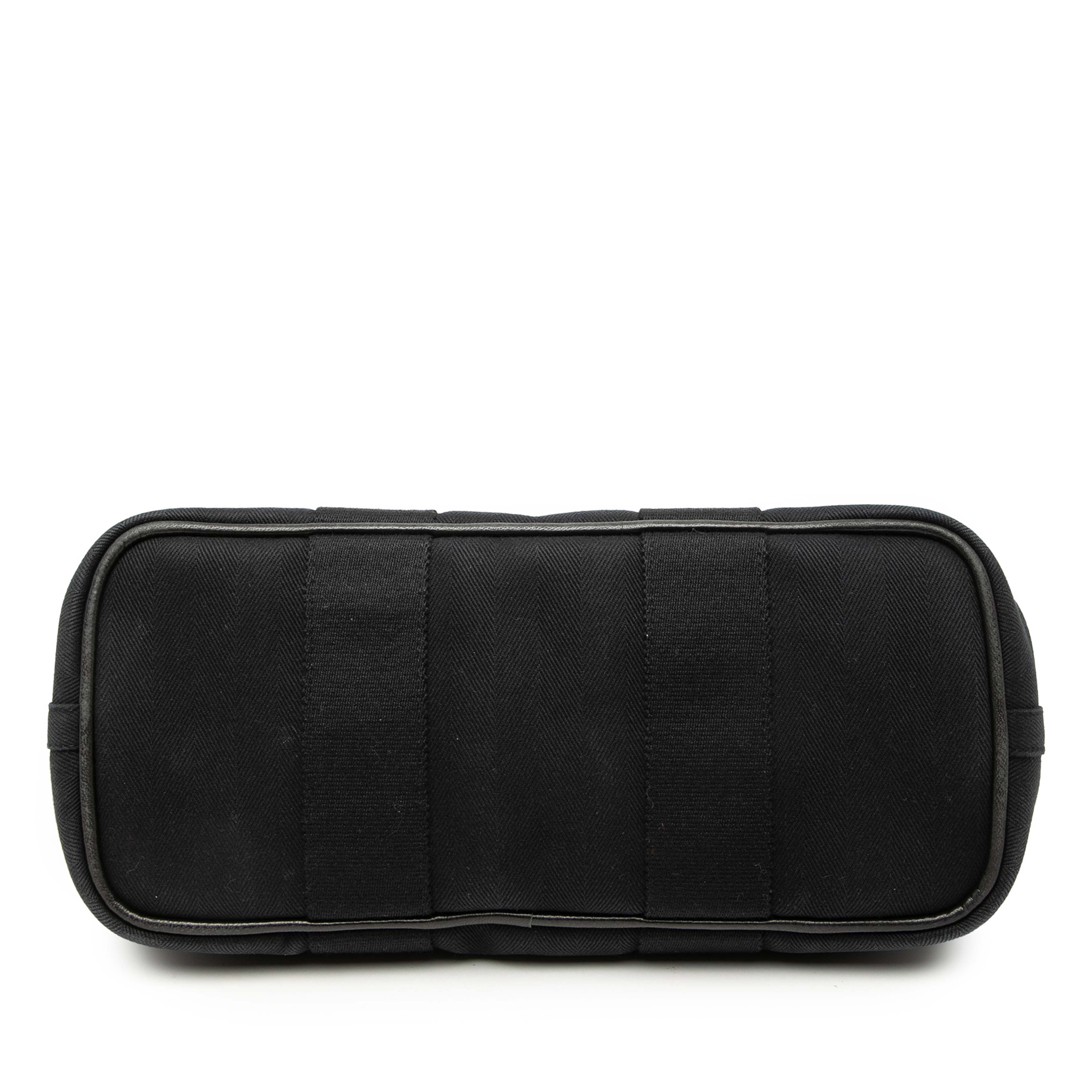 Hermès Toile And Swift Valparaiso Pm, från Luxclusif, i färgen black. Klicka för att öppna bilden i stort format