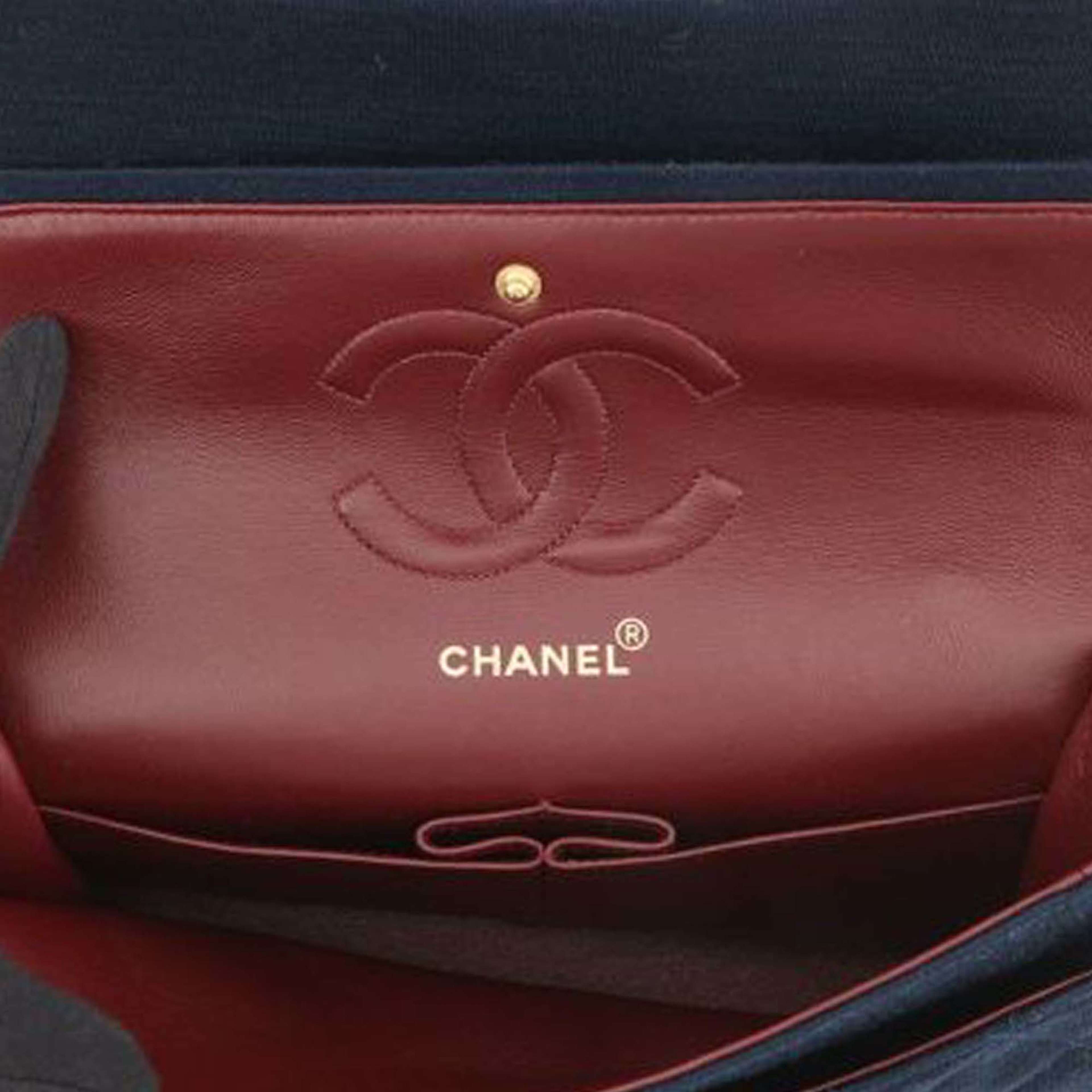 Chanel Medium Classic Jersey Double Flap, från Luxclusif, i färgen navy. Klicka för att öppna bilden i stort format