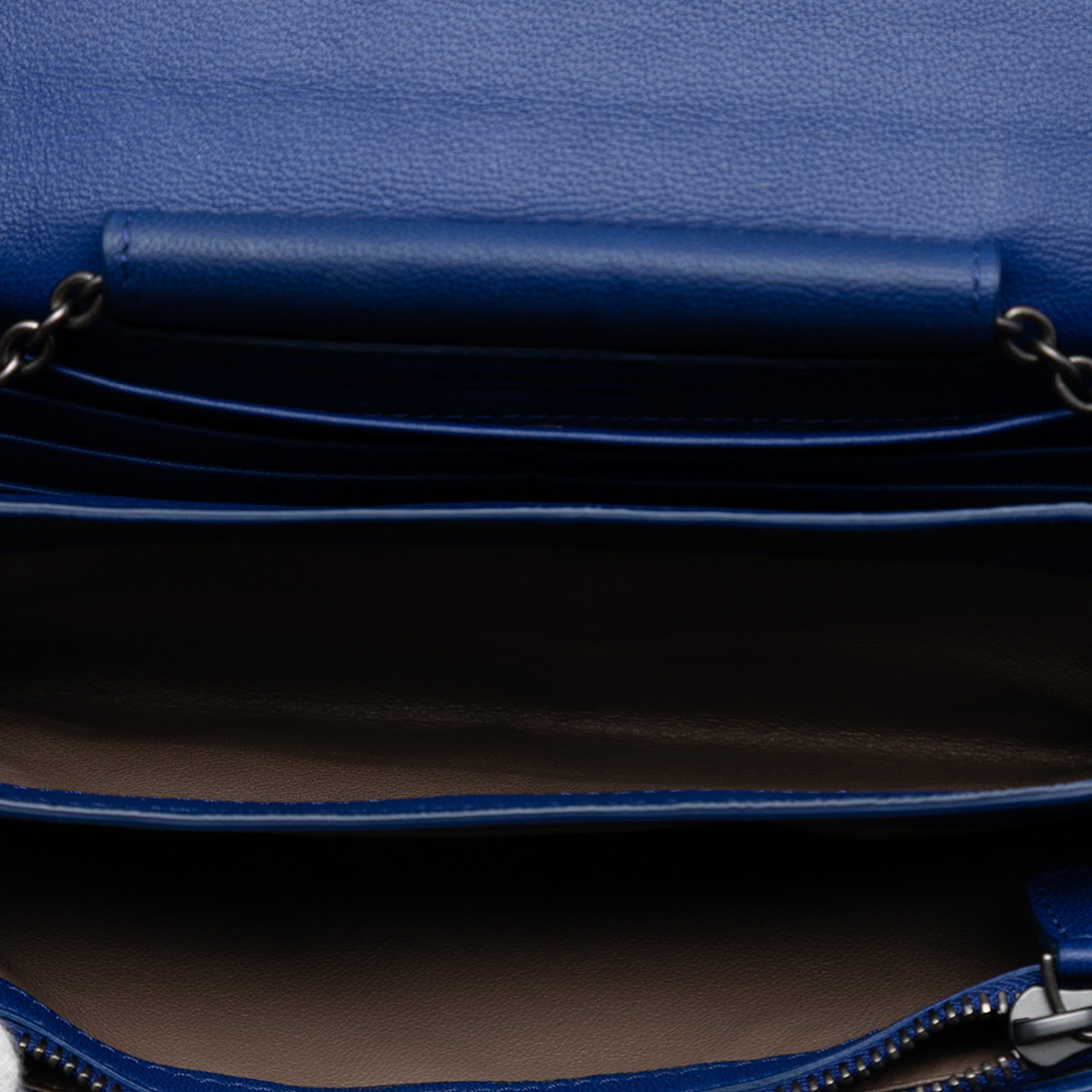 Bottega Veneta Nappa Intercciato Flap Wallet On Chain, från Luxclusif, i färgen blue. Klicka för att öppna bilden i stort format