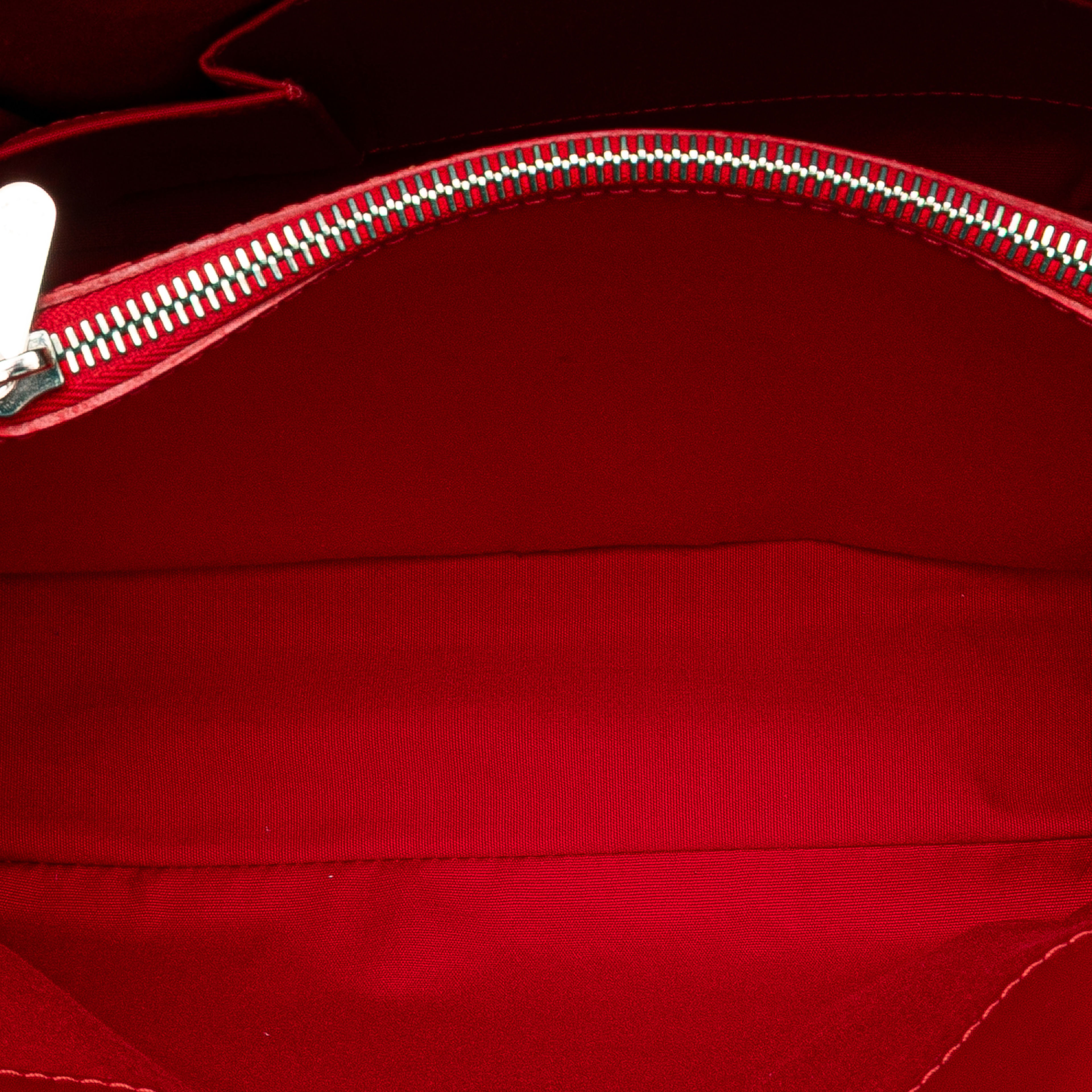 Louis Vuitton Epi Passy Pm, från Luxclusif, i färgen red. Klicka för att öppna bilden i stort format