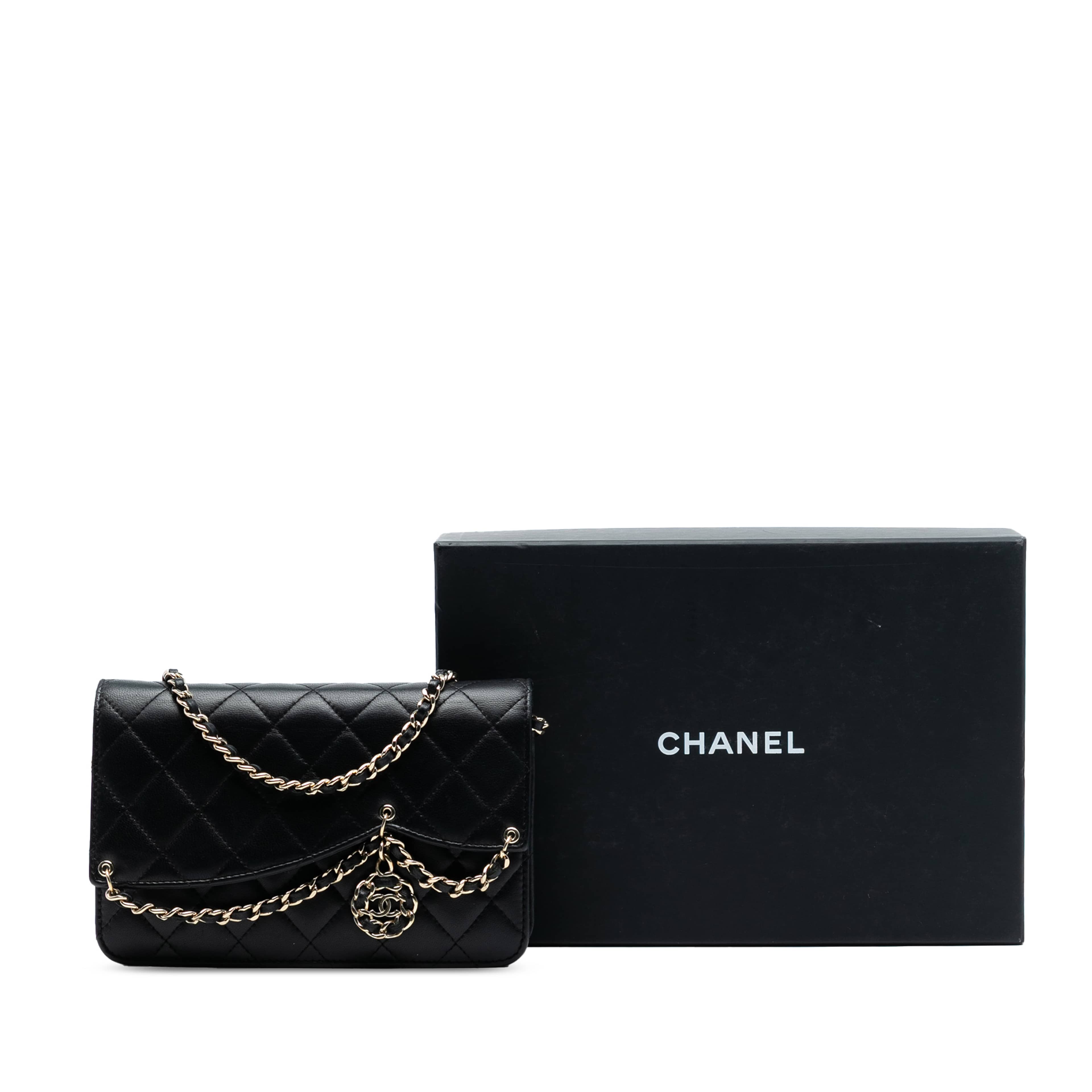 Chanel Quilted Lambskin Cc Charm Wallet On Chain, från Luxclusif, i färgen svart. Klicka för att öppna bilden i stort format