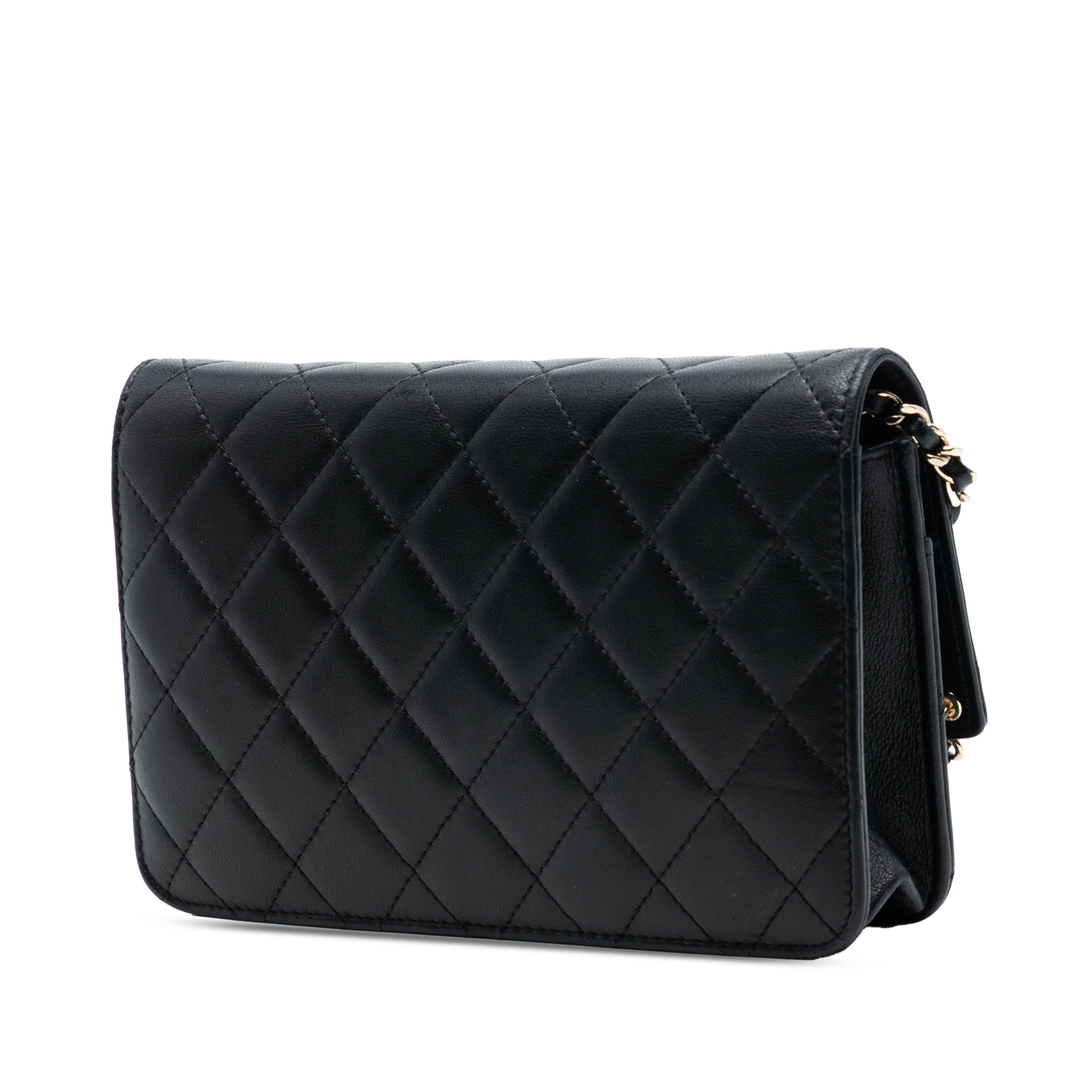 Chanel Quilted Lambskin Cc Charm Wallet On Chain, från Luxclusif, i färgen svart. Klicka för att öppna bilden i stort format