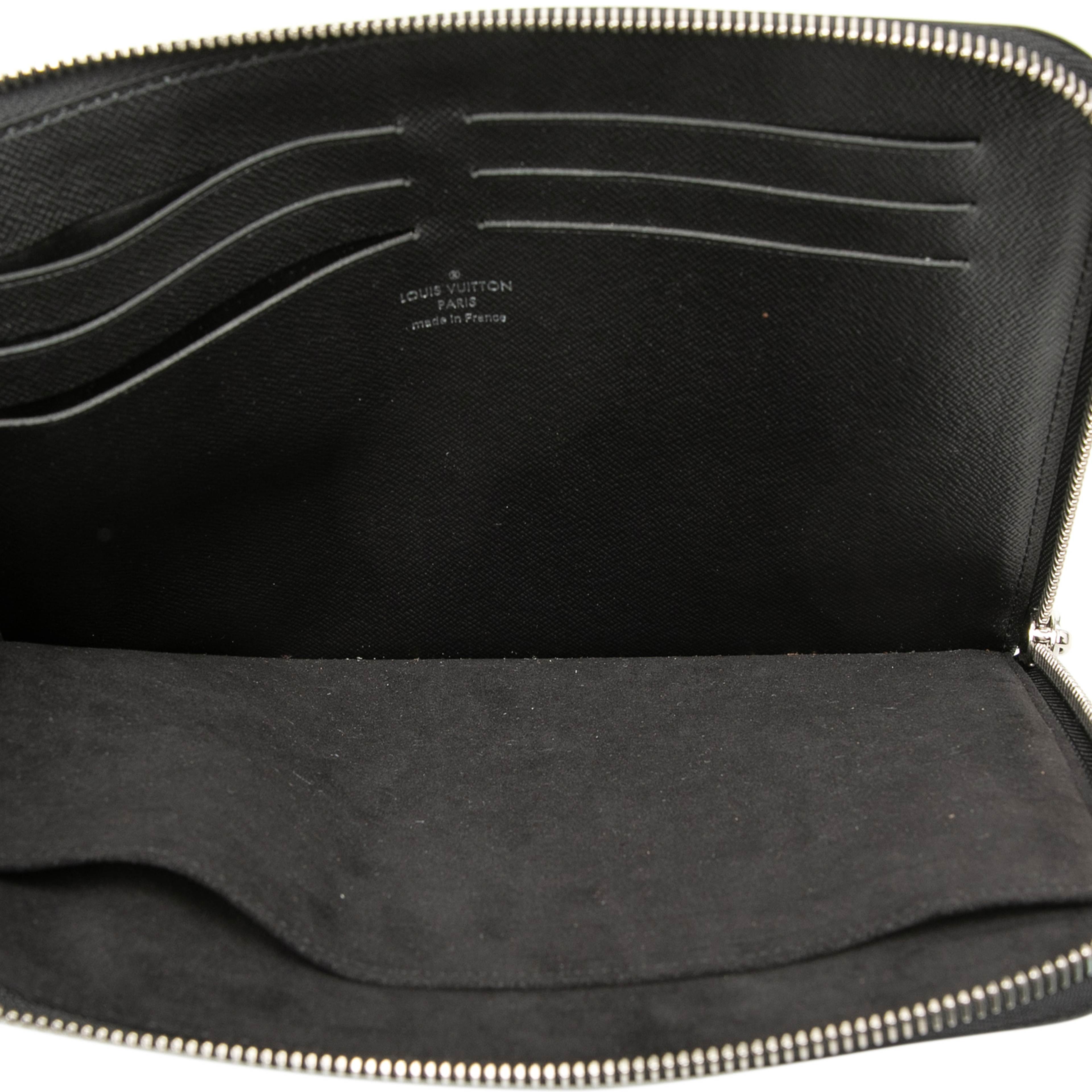 Louis Vuitton Epi Pochette Jour Pm, från Luxclusif, i färgen black. Klicka för att öppna bilden i stort format