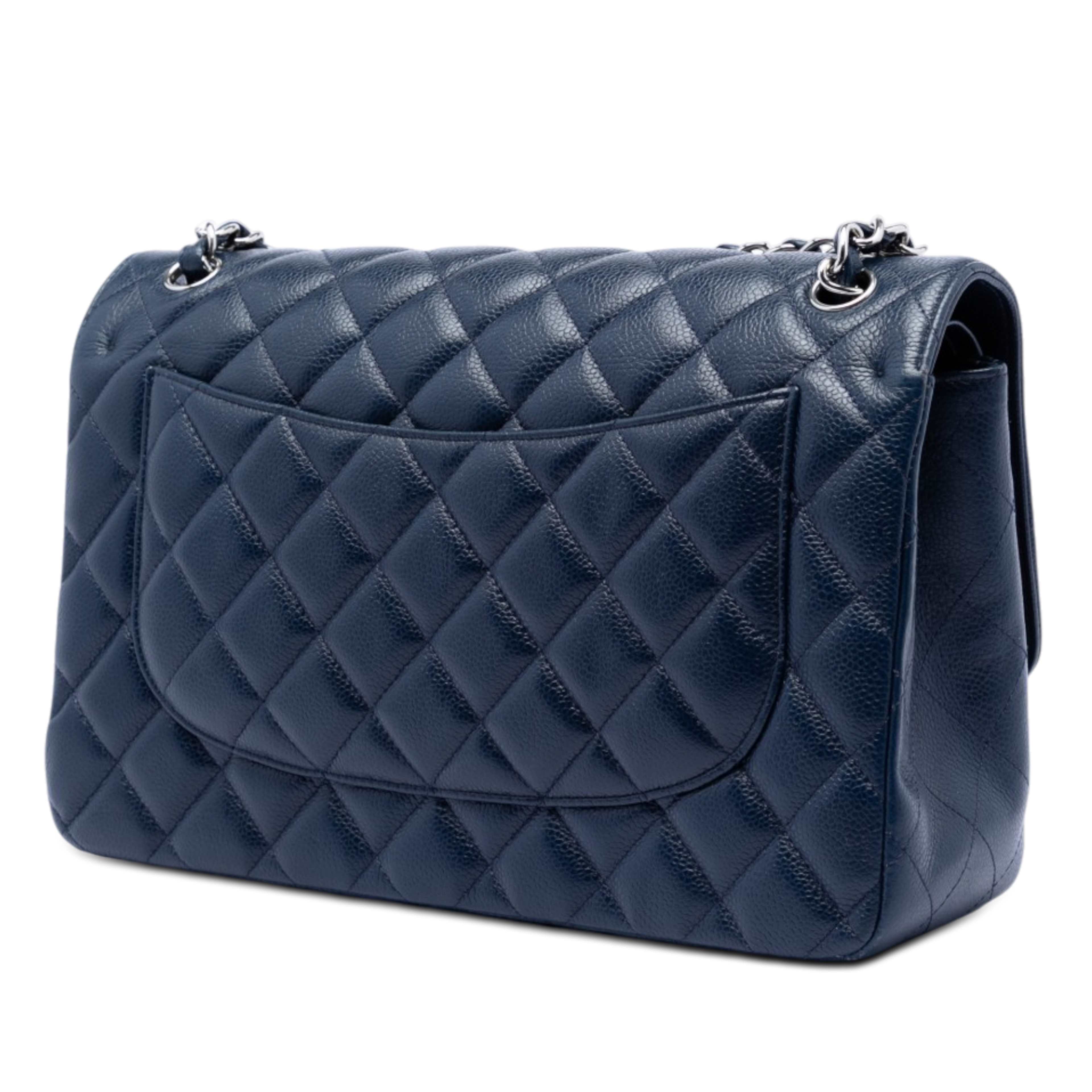 Chanel Jumbo Classic Caviar Double Flap, från Luxclusif, i färgen dark blue. Klicka för att öppna bilden i stort format