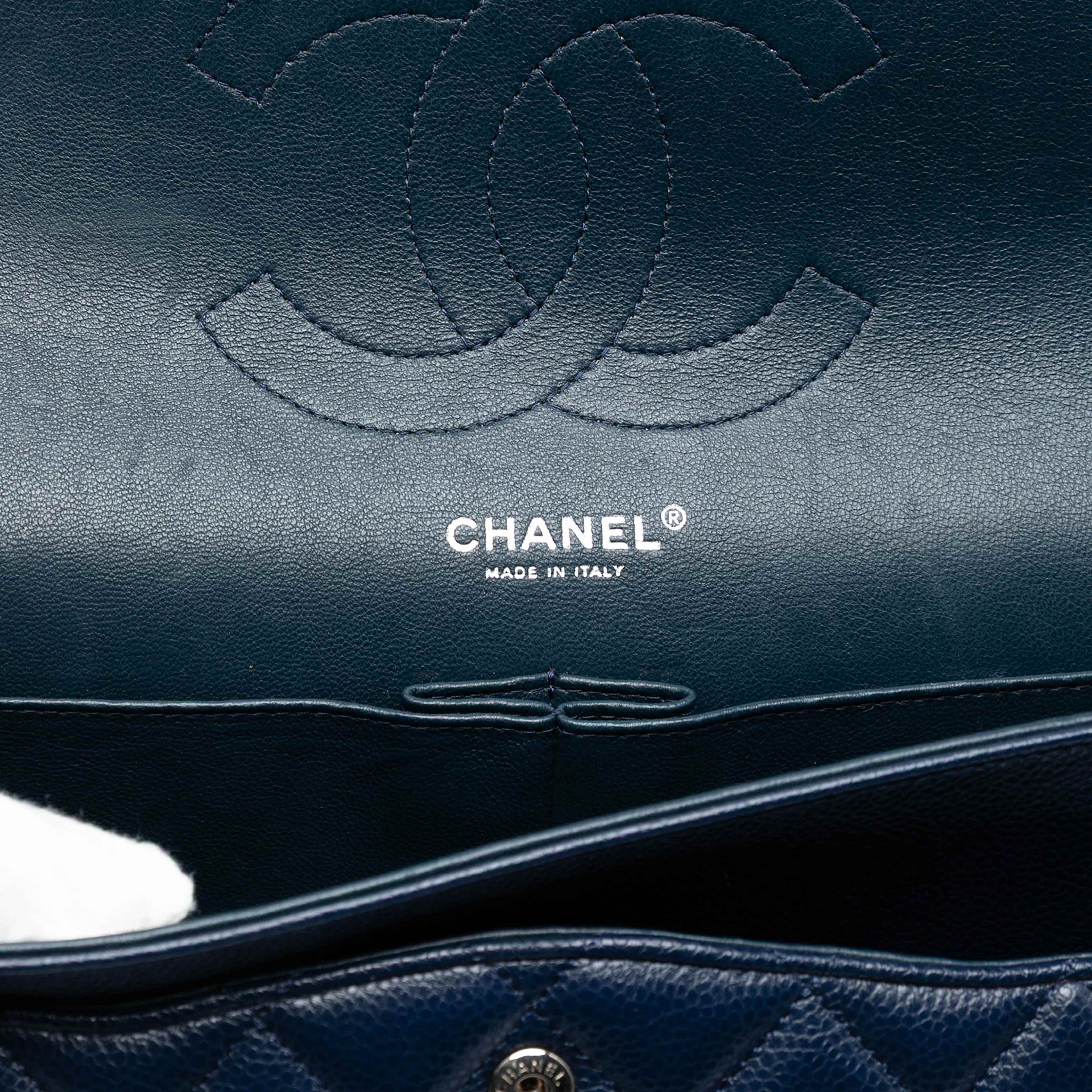 Chanel Jumbo Classic Caviar Double Flap, från Luxclusif, i färgen dark blue. Klicka för att öppna bilden i stort format