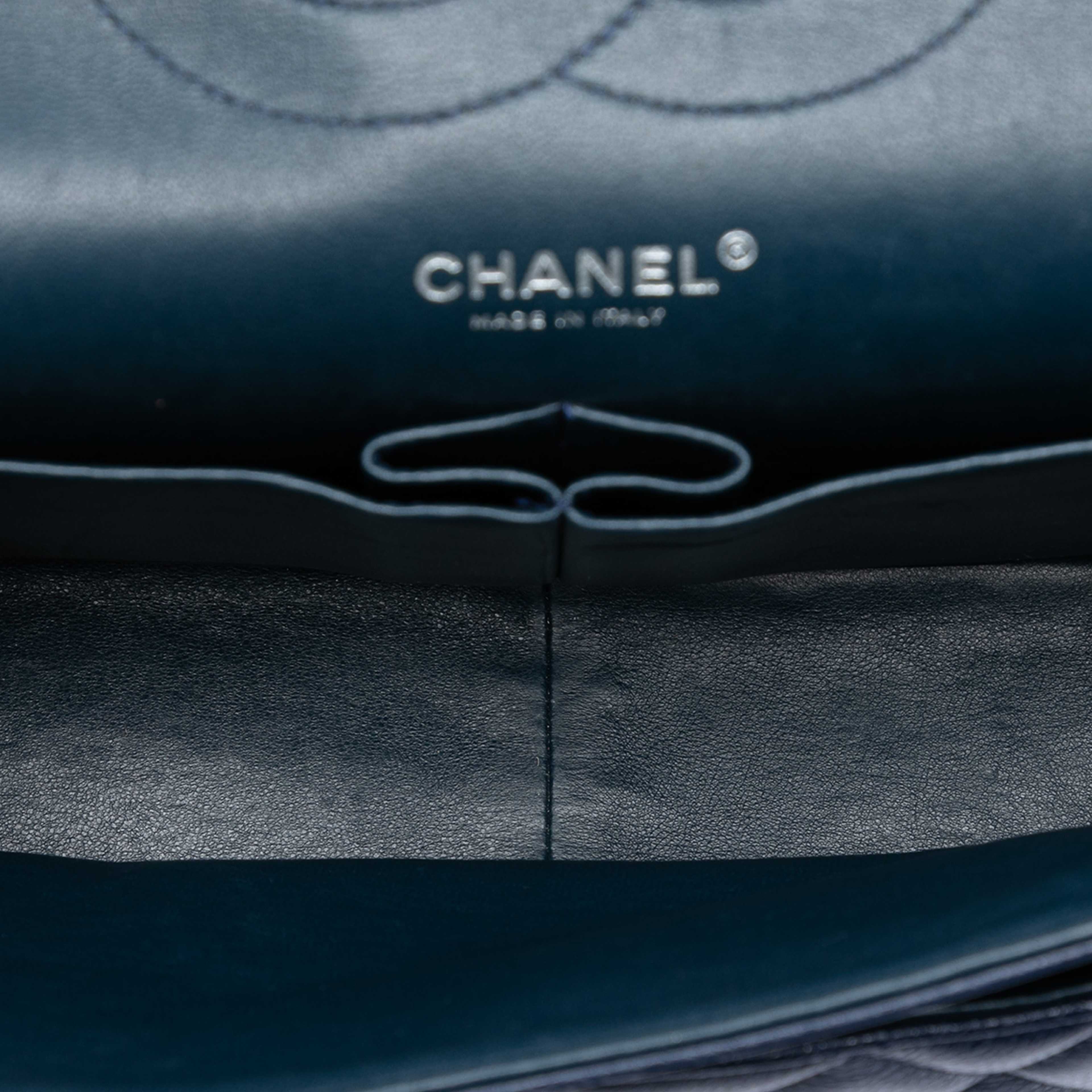Chanel Jumbo Classic Caviar Double Flap, från Luxclusif, i färgen dark blue. Klicka för att öppna bilden i stort format