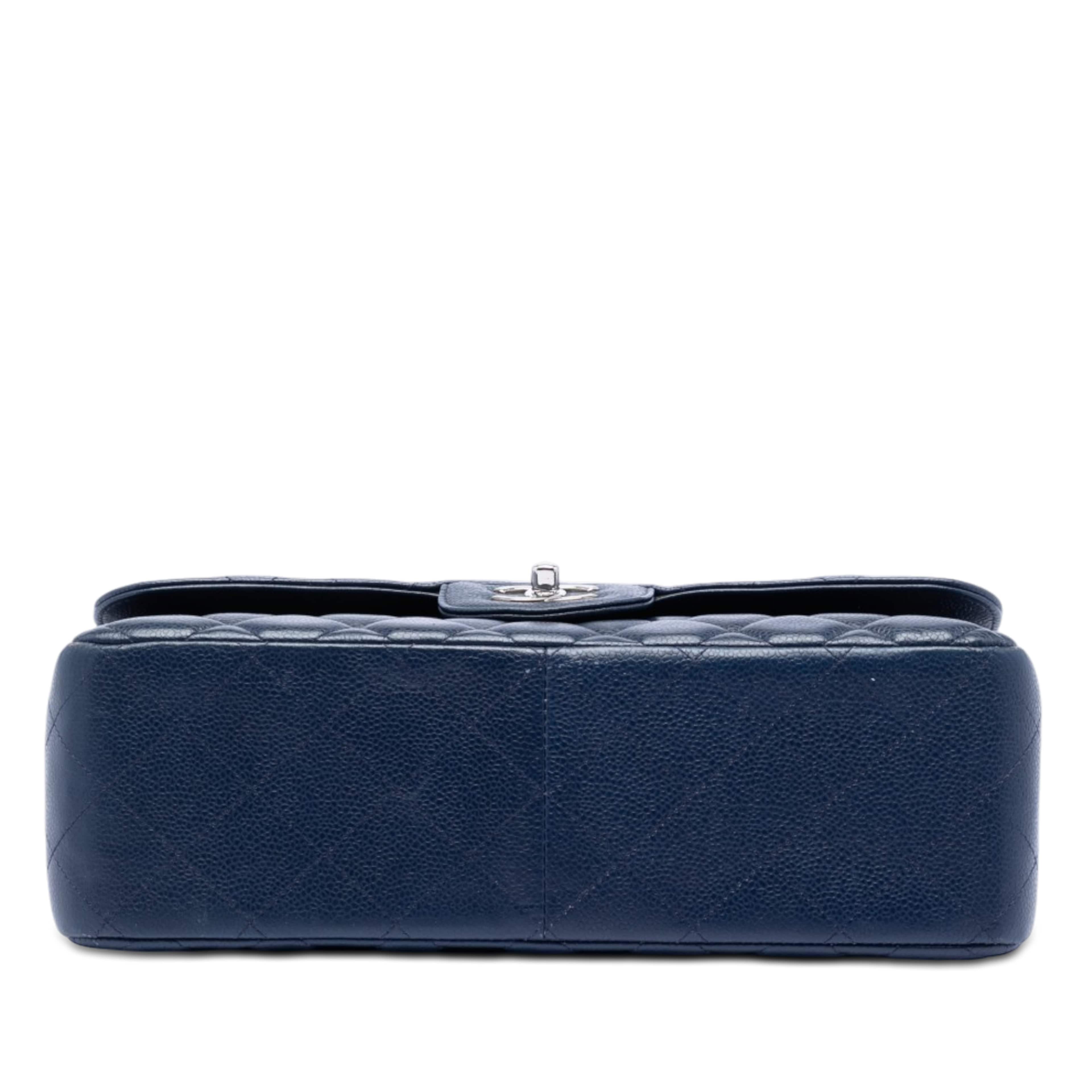 Chanel Jumbo Classic Caviar Double Flap, från Luxclusif, i färgen dark blue. Klicka för att öppna bilden i stort format