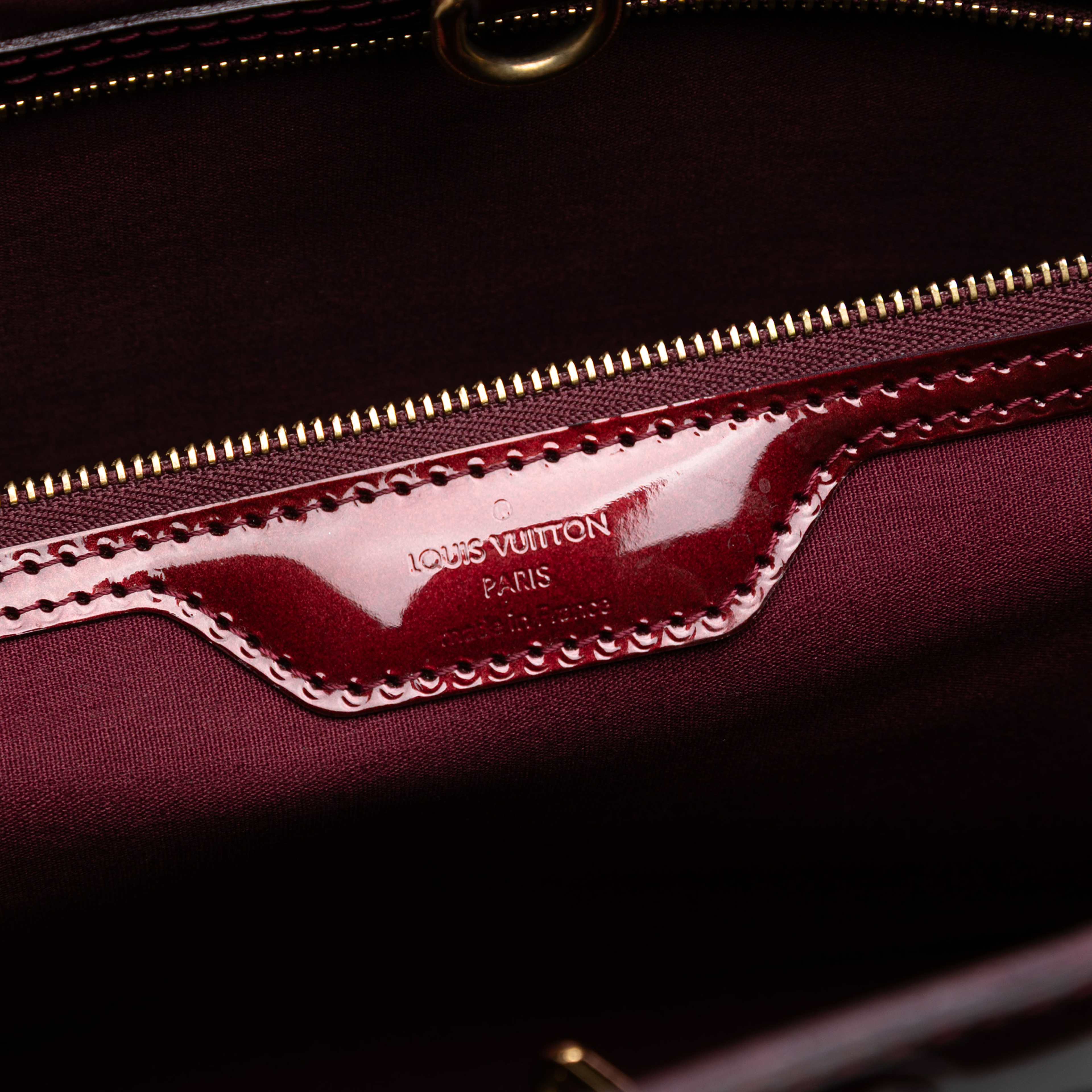 Louis Vuitton Monogram Vernis Wilshire Gm, från Luxclusif, i färgen burgundy. Klicka för att öppna bilden i stort format