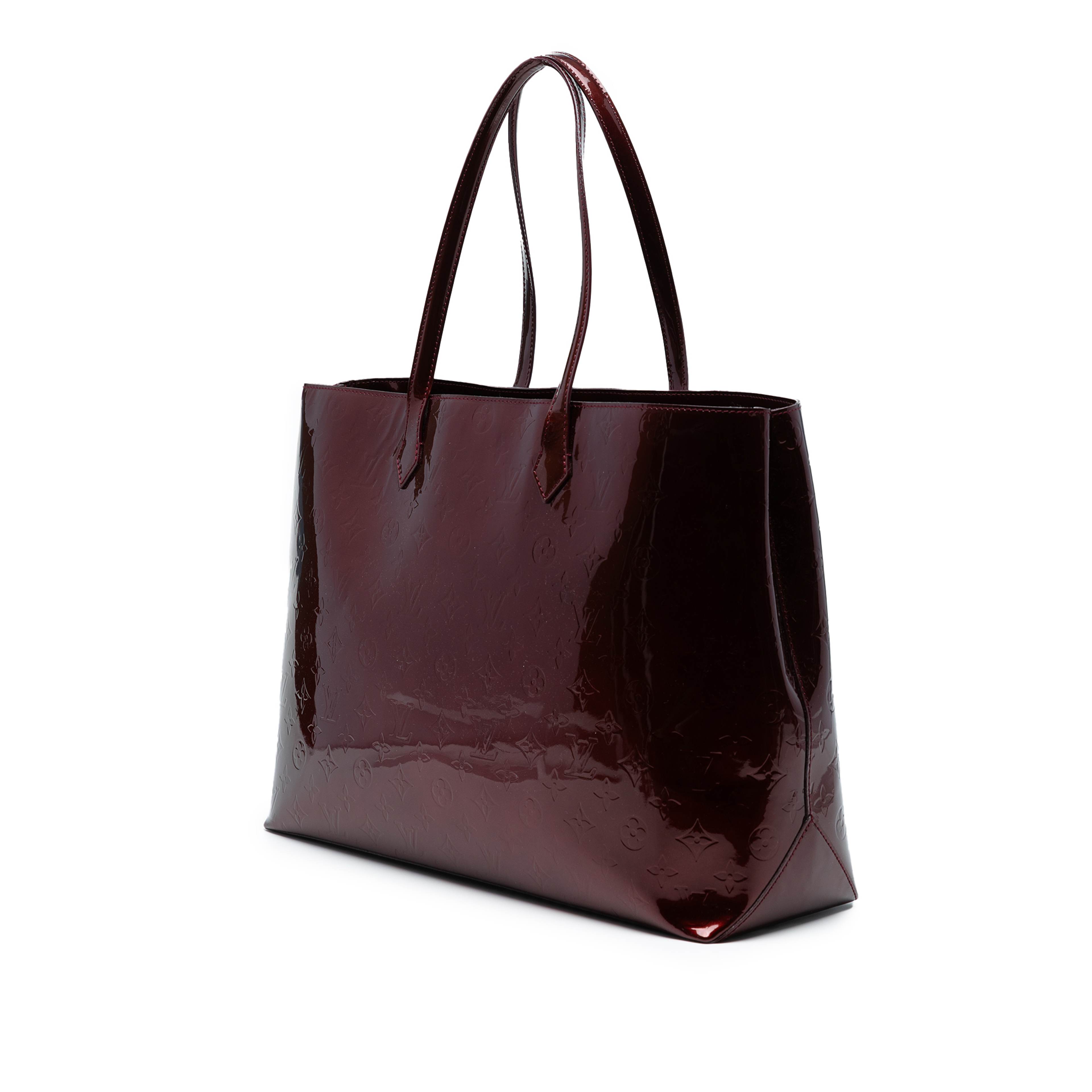 Louis Vuitton Monogram Vernis Wilshire Gm, från Luxclusif, i färgen burgundy. Klicka för att öppna bilden i stort format