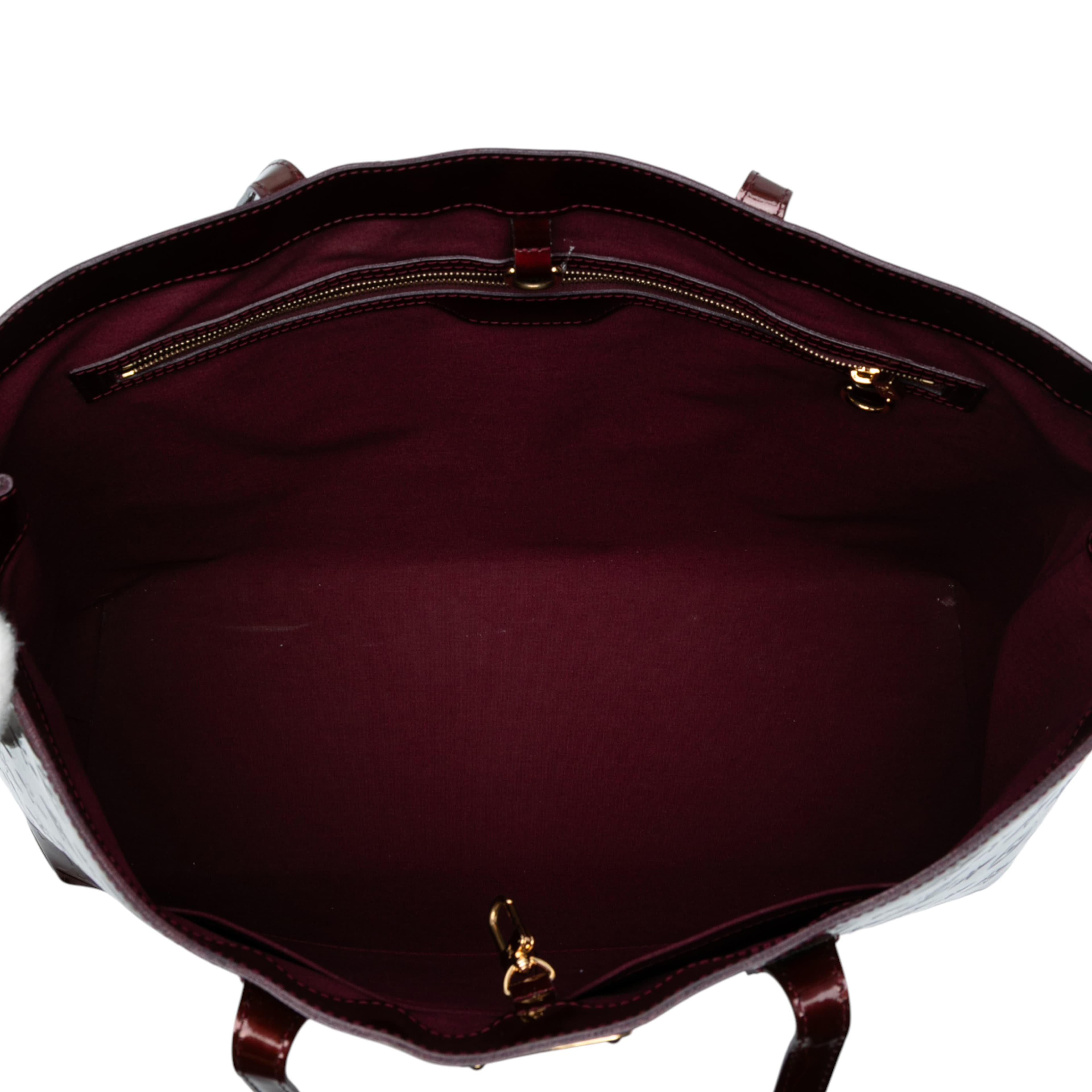 Louis Vuitton Monogram Vernis Wilshire Gm, från Luxclusif, i färgen burgundy. Klicka för att öppna bilden i stort format