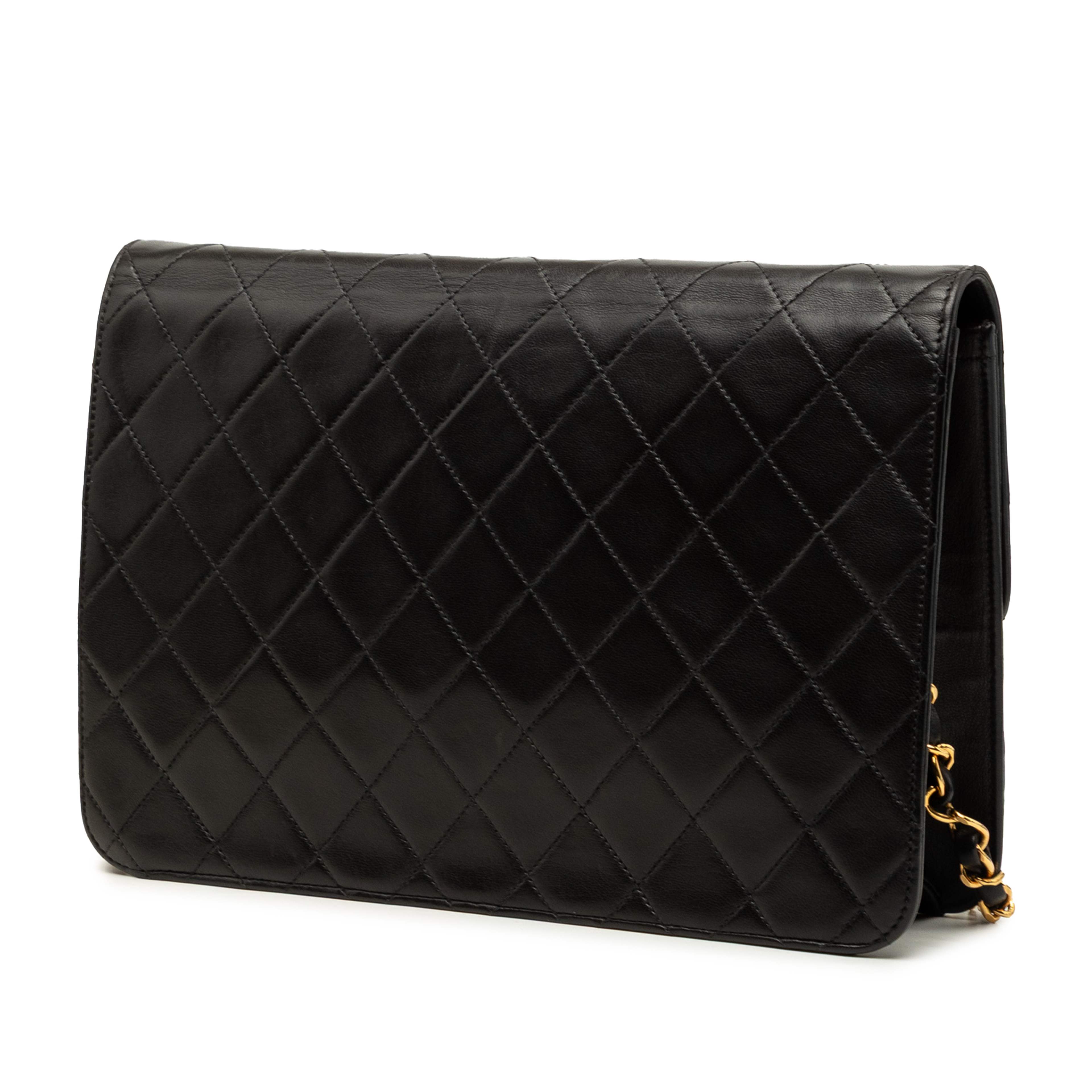Chanel Medium Cc Quilted Lambskin Single Flap, från Luxclusif, i färgen svart. Klicka för att öppna bilden i stort format