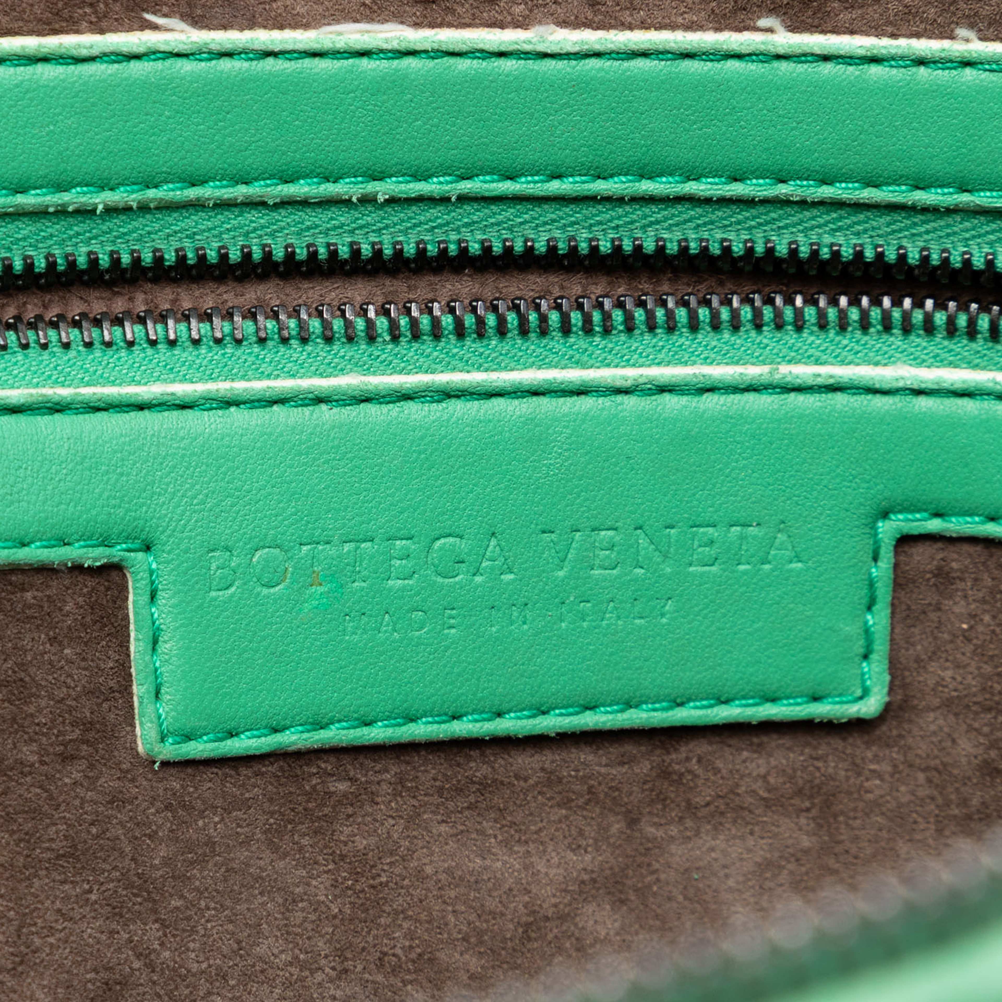 Bottega Veneta Nappa Intrecciato Nodini Crossbody, från Luxclusif, i färgen green. Klicka för att öppna bilden i stort format