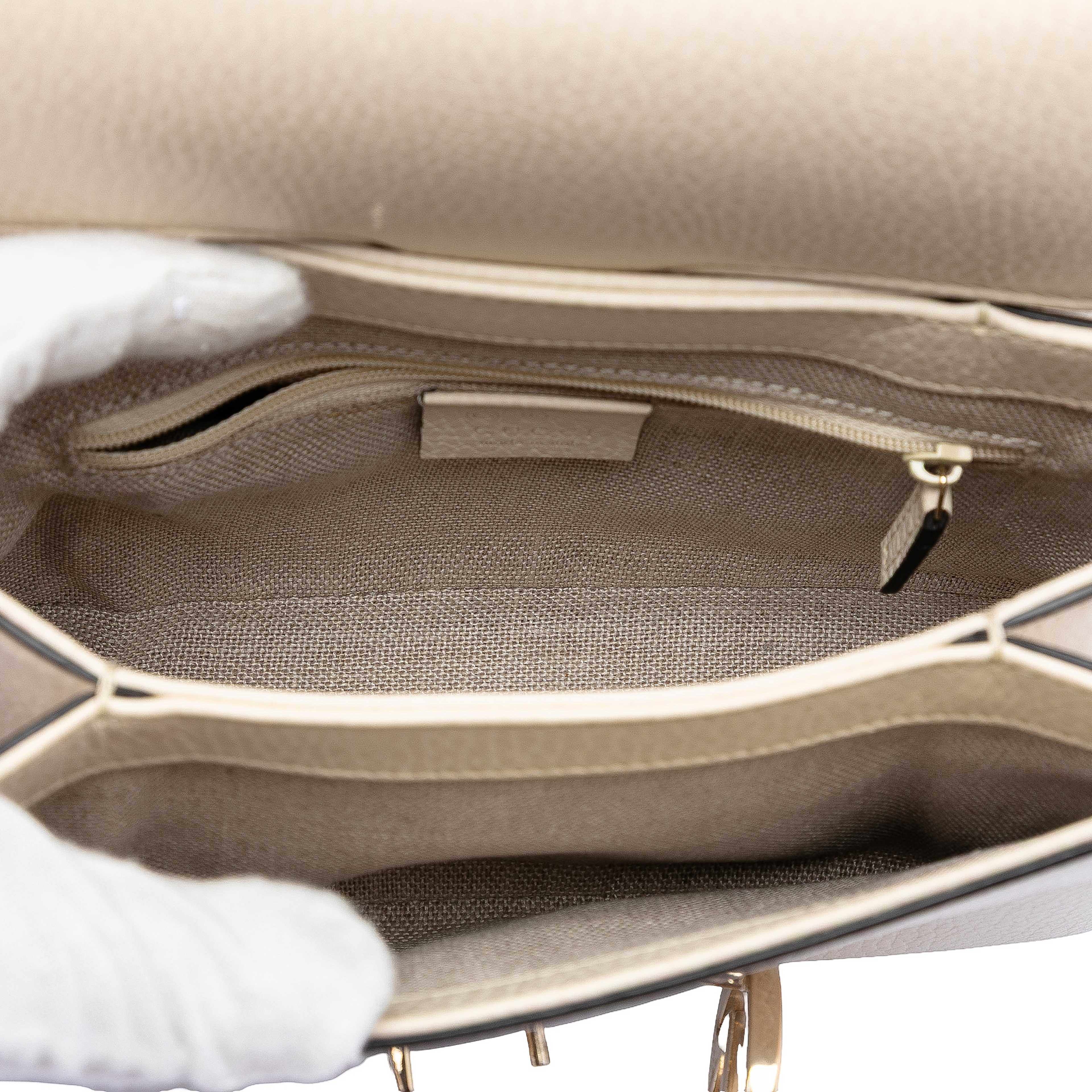 Gucci Small Dollar Calfskin Interlocking G Crossbody, från Luxclusif, i färgen ivory. Klicka för att öppna bilden i stort format