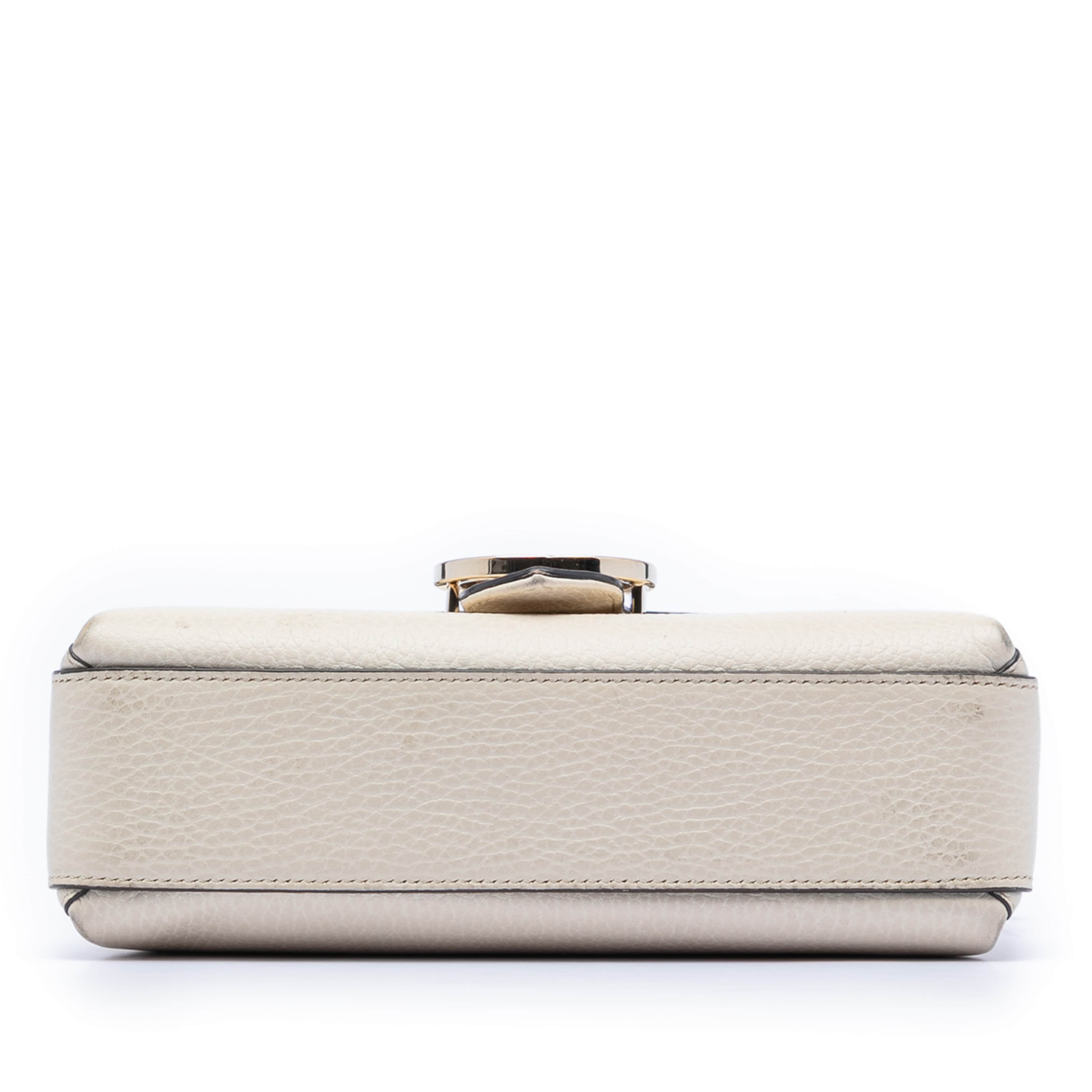 Gucci Small Dollar Calfskin Interlocking G Crossbody, från Luxclusif, i färgen ivory. Klicka för att öppna bilden i stort format