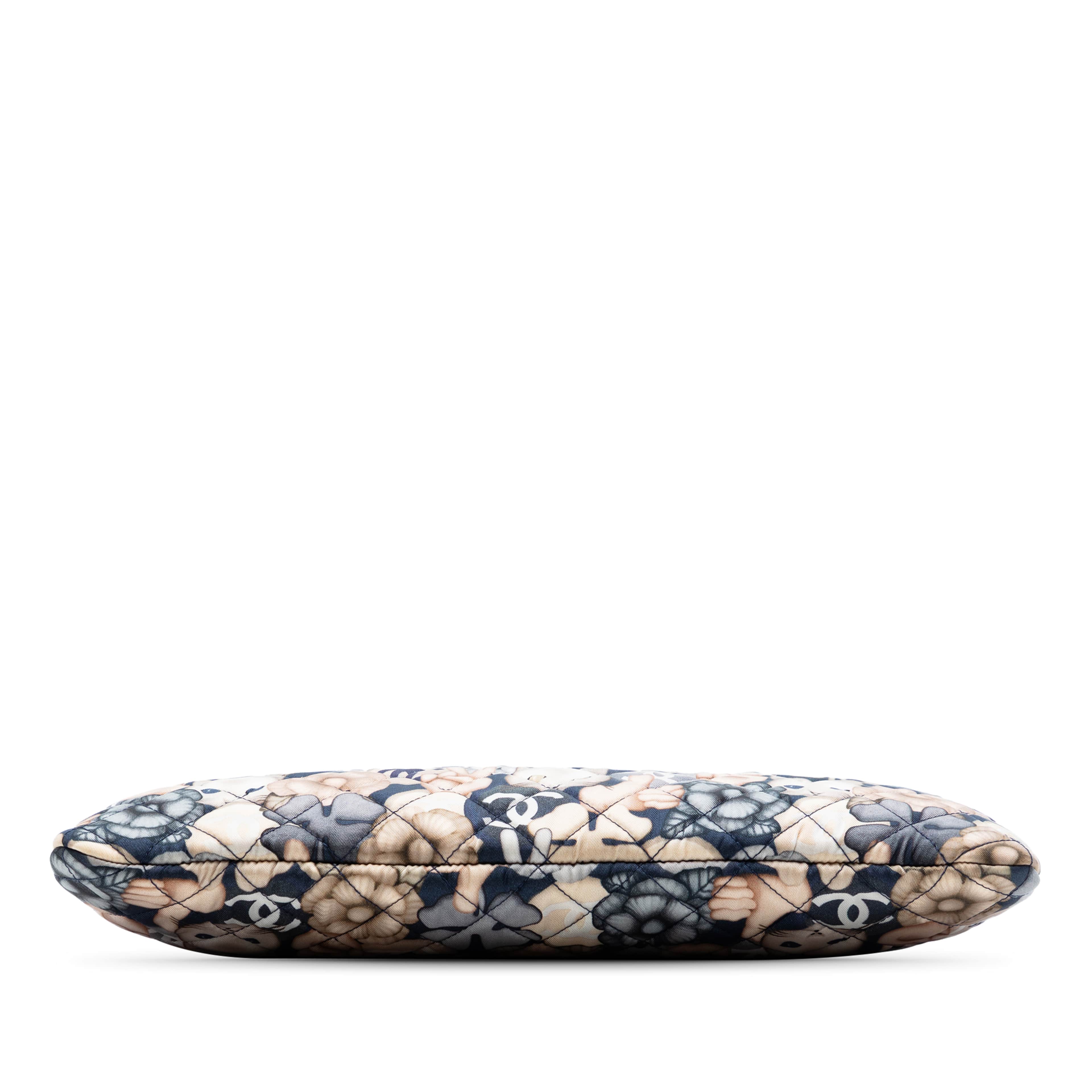 Chanel Large Quilted Nylon Cat Emoticon O Case Clutch, från Luxclusif, i färgen navy. Klicka för att öppna bilden i stort format