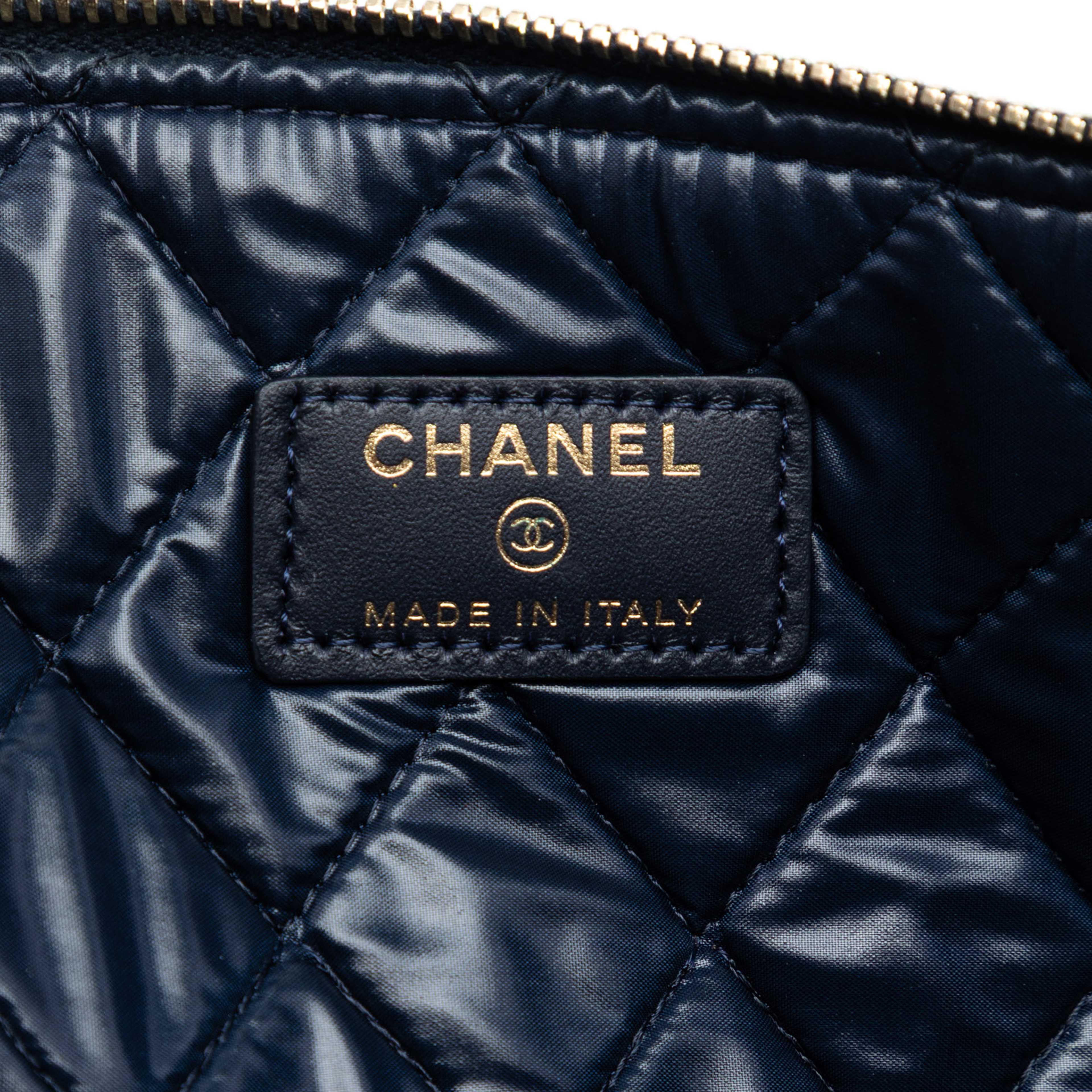Chanel Large Quilted Nylon Cat Emoticon O Case Clutch, från Luxclusif, i färgen navy. Klicka för att öppna bilden i stort format