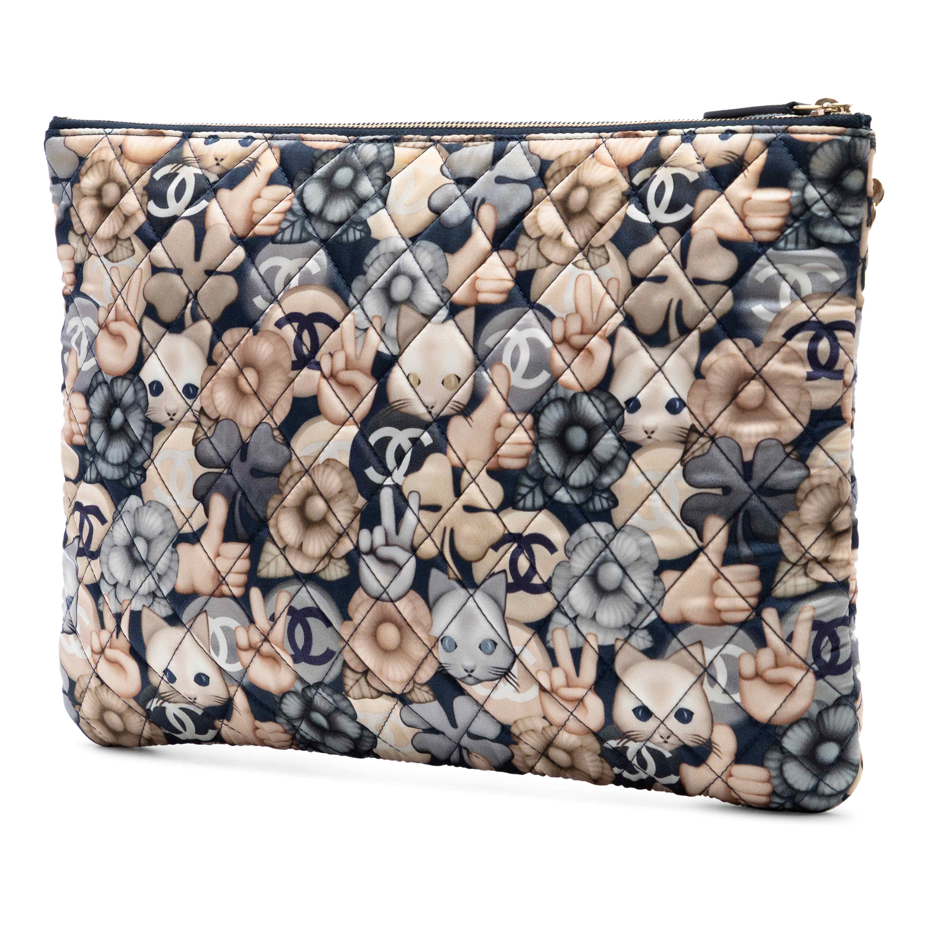 Chanel Large Quilted Nylon Cat Emoticon O Case Clutch, från Luxclusif, i färgen navy. Klicka för att öppna bilden i stort format