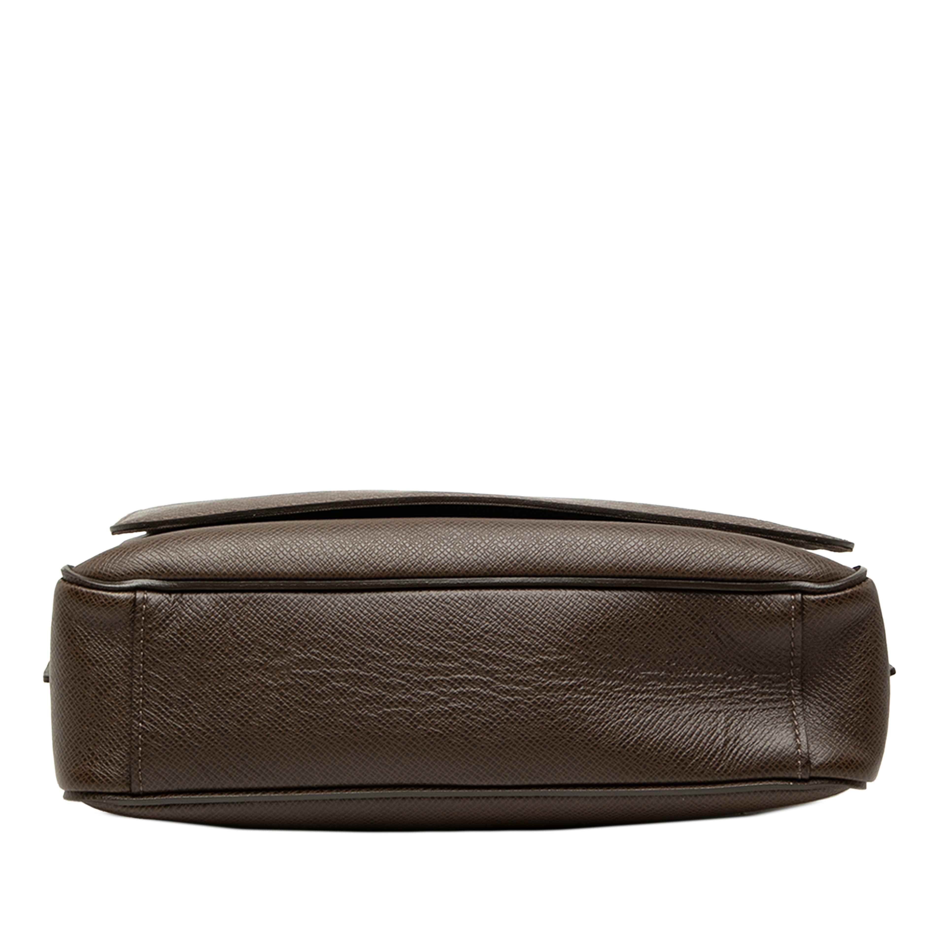 Louis Vuitton Taiga Roman Pm, från Luxclusif, i färgen brun. Klicka för att öppna bilden i stort format