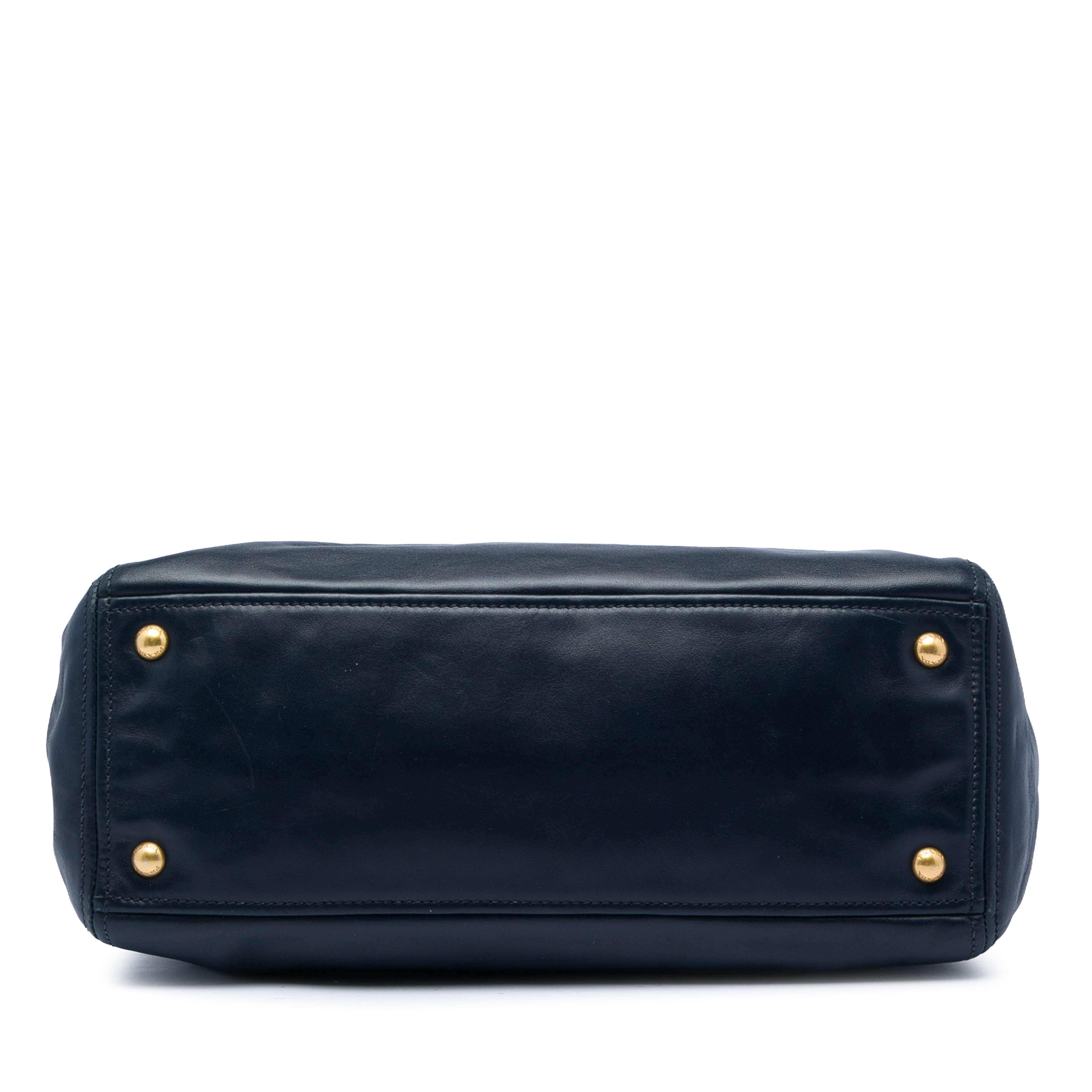 Prada Soft Calf Double Zip Convertible Tote, från Luxclusif, i färgen blå. Klicka för att öppna bilden i stort format