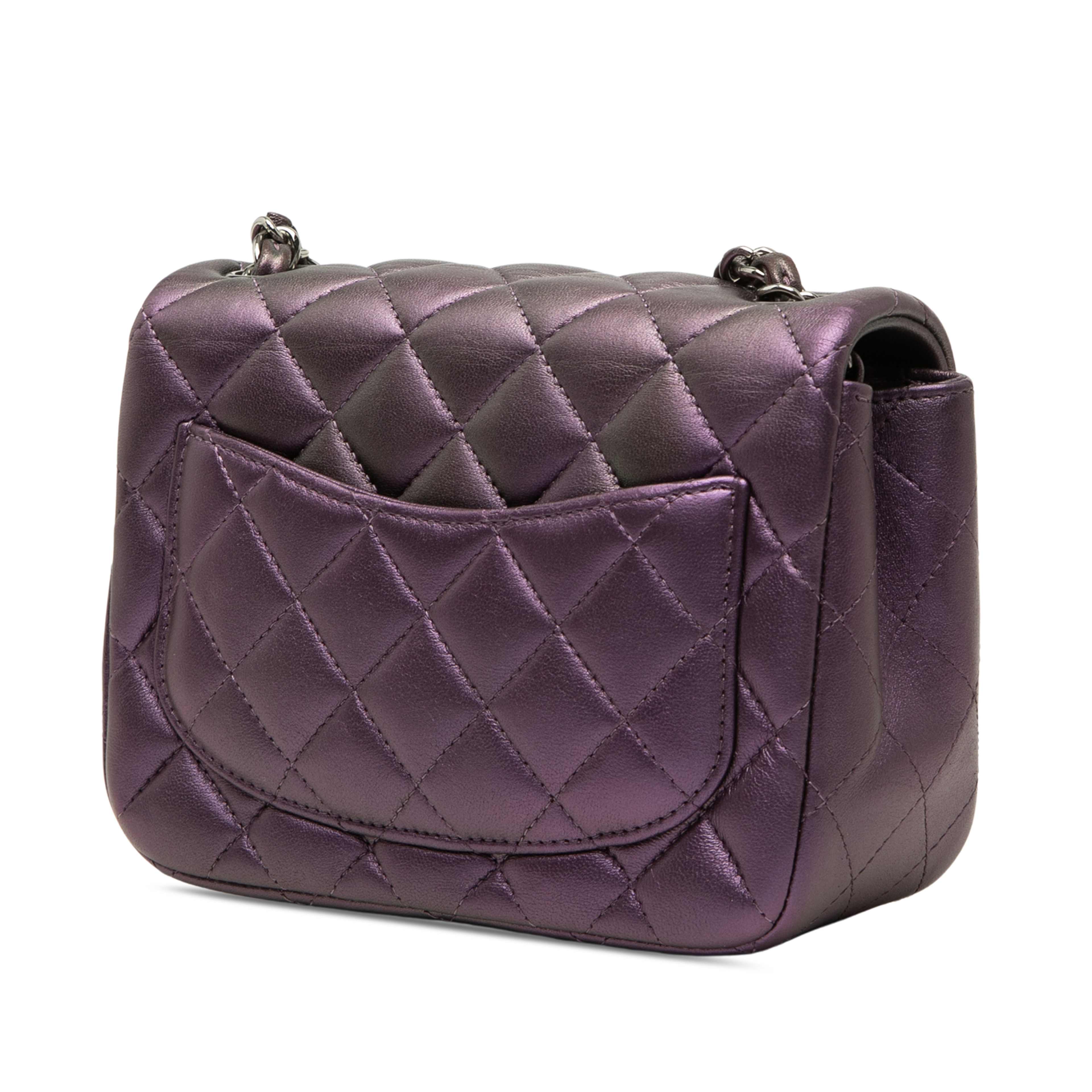 Chanel Mini Square Classic Iridescent Lambskin Single Flap, från Luxclusif, i färgen purpur. Klicka för att öppna bilden i stort format