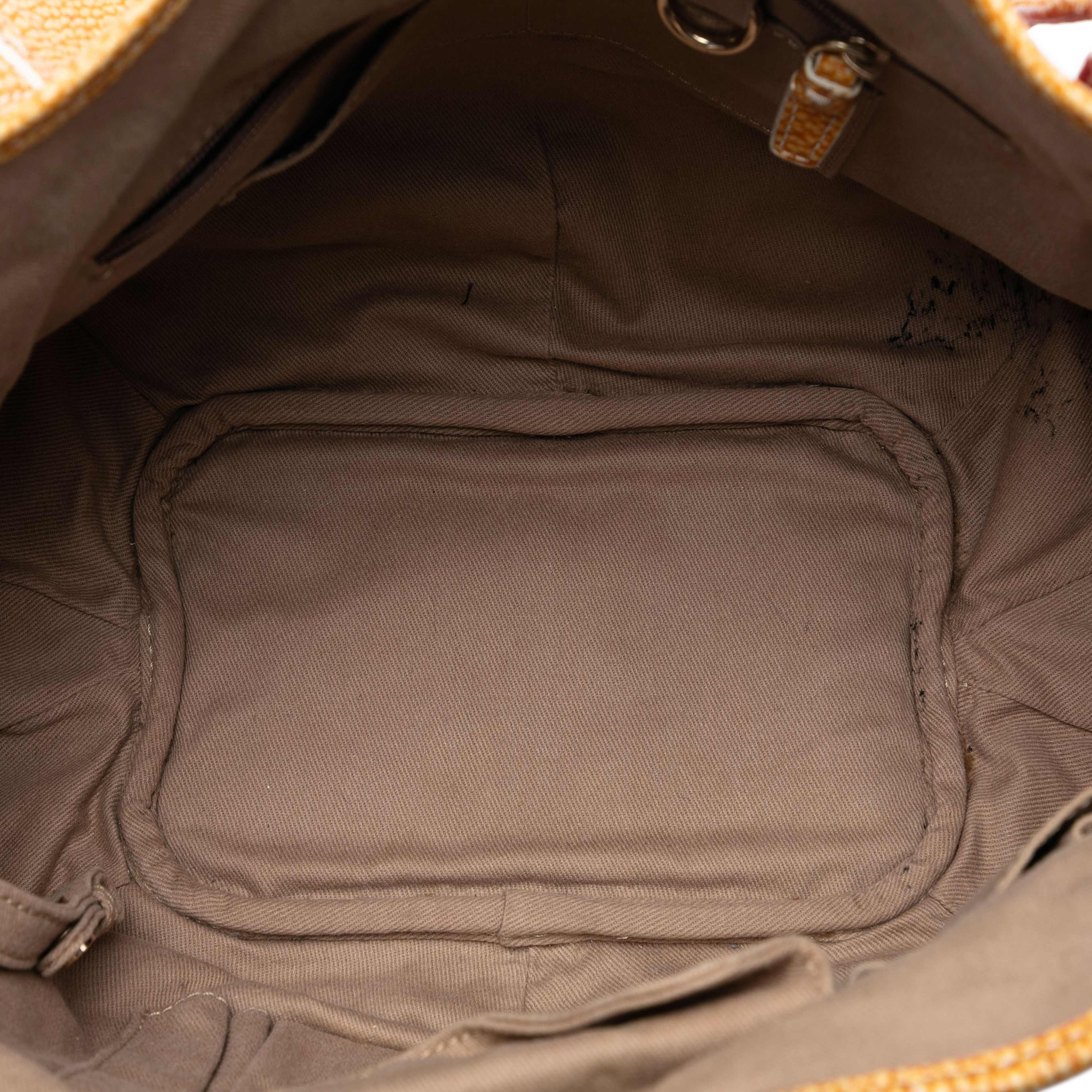 Celine Macadam Denim Bittersweet Hobo, från Luxclusif, i färgen red. Klicka för att öppna bilden i stort format