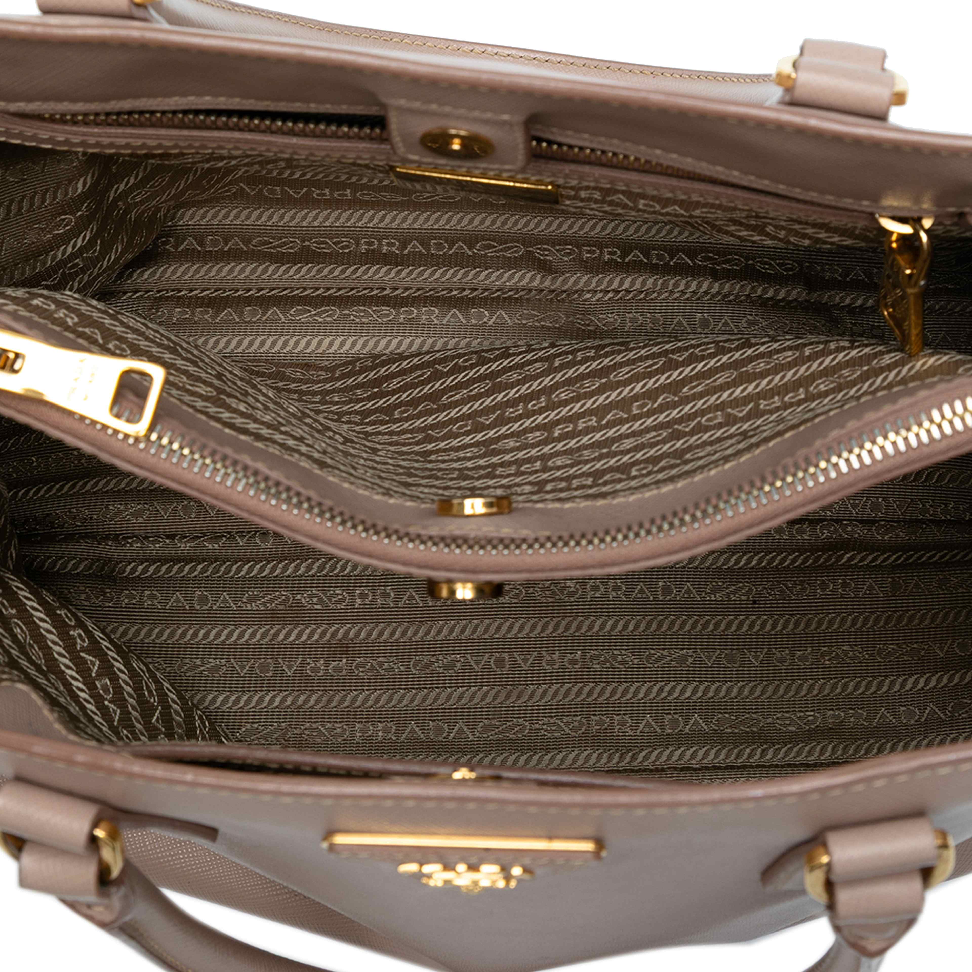 Prada Medium Saffiano Lux Galleria Satchel, från Luxclusif, i färgen beige. Klicka för att öppna bilden i stort format