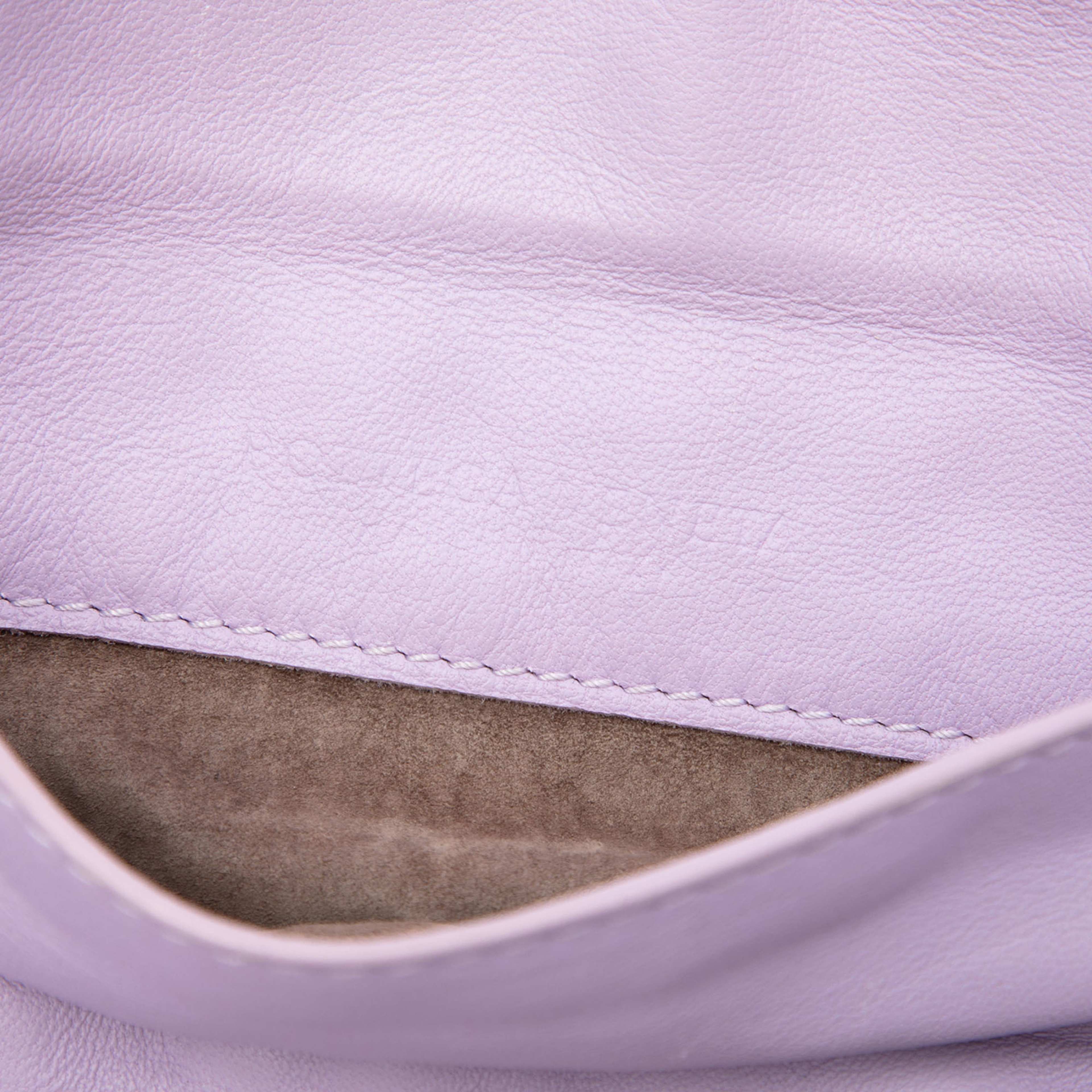 Bottega Veneta Mini Nappa Intrecciato Expandable Chain Flap Crossbody, från Luxclusif, i färgen purpur. Klicka för att öppna bilden i stort format