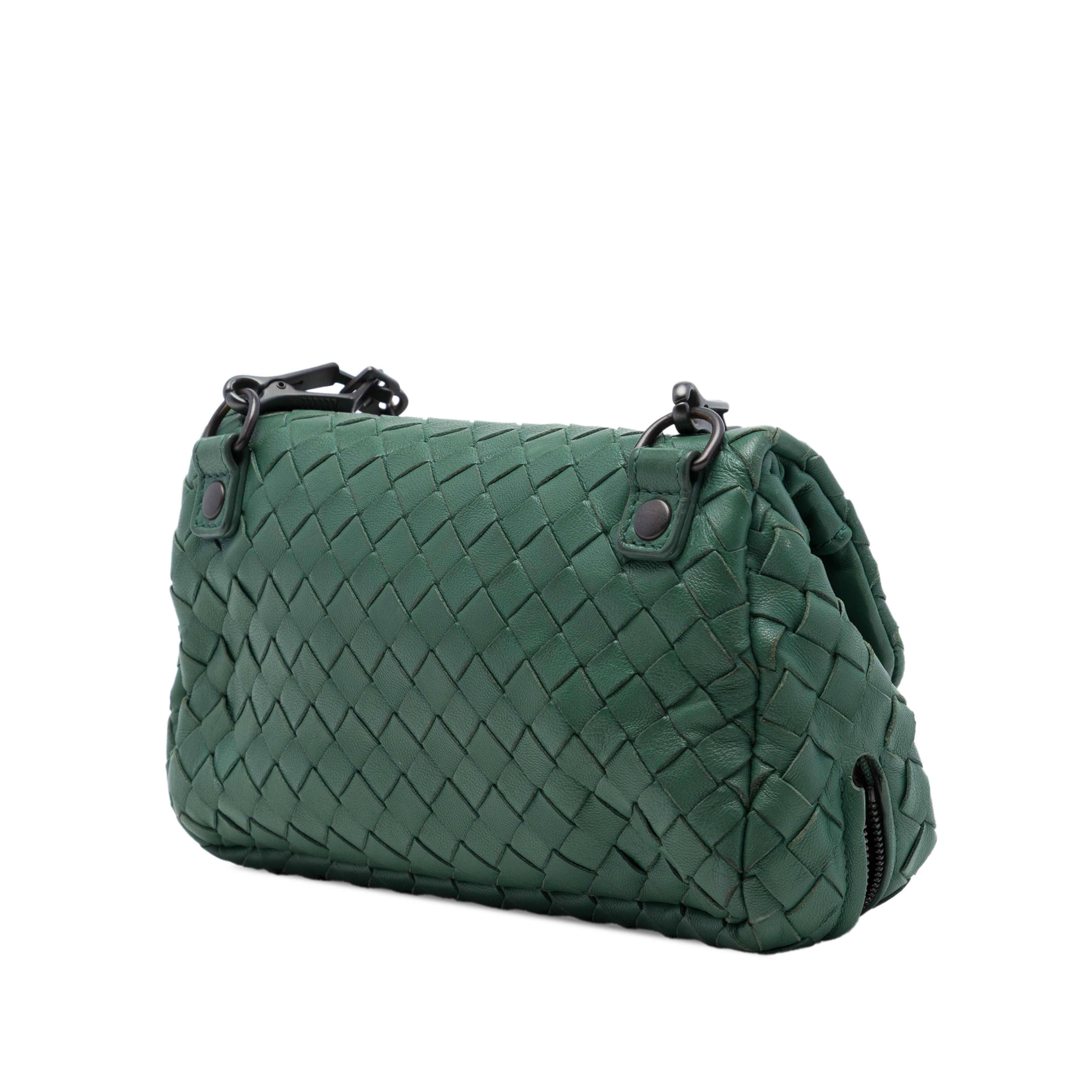 Bottega Veneta Mini Nappa Intrecciato Expandable Chain Flap Crossbody, från Luxclusif, i färgen grön. Klicka för att öppna bilden i stort format
