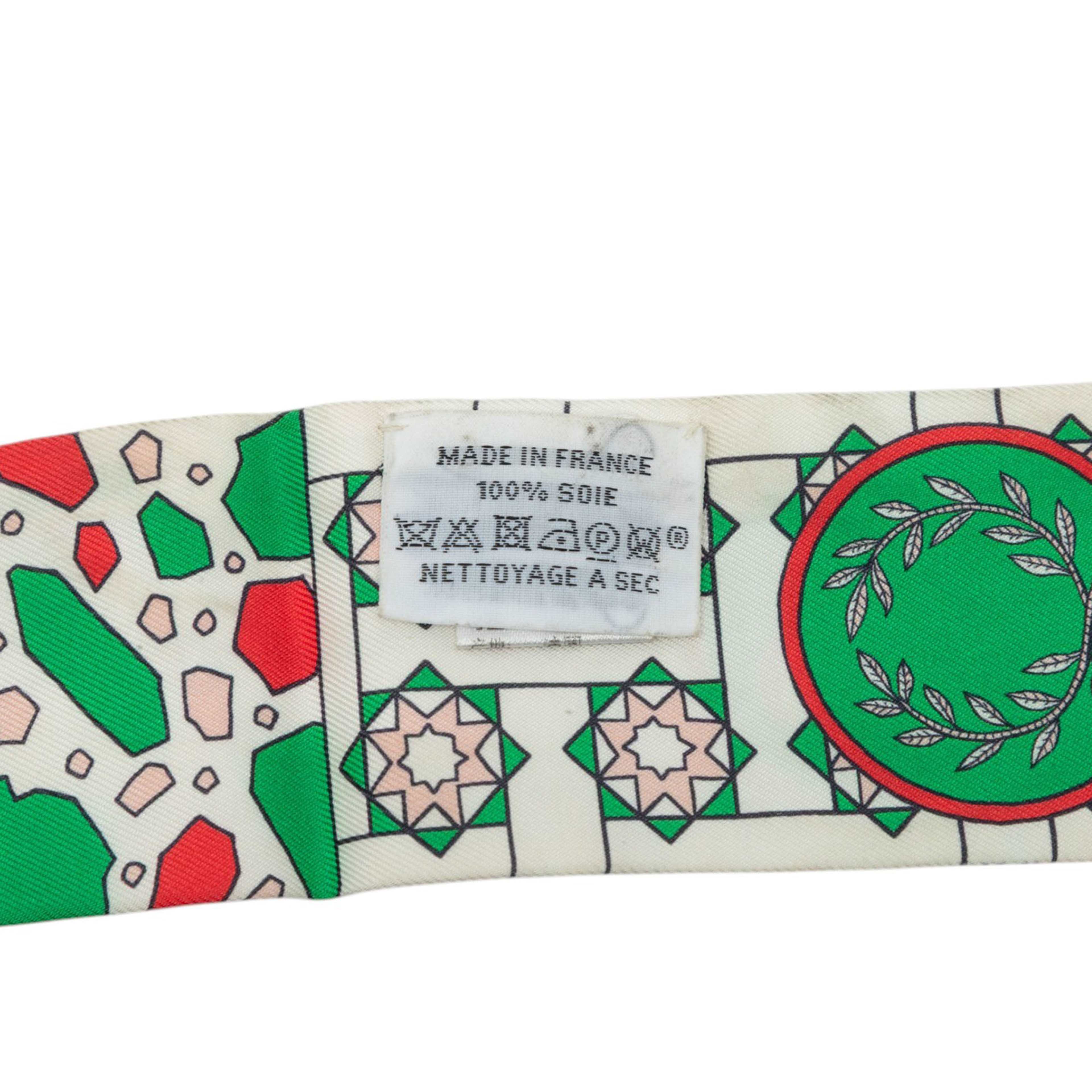Hermès La Danse Des Amazones Silk Twilly Scarf, från Luxclusif, i färgen vit. Klicka för att öppna bilden i stort format