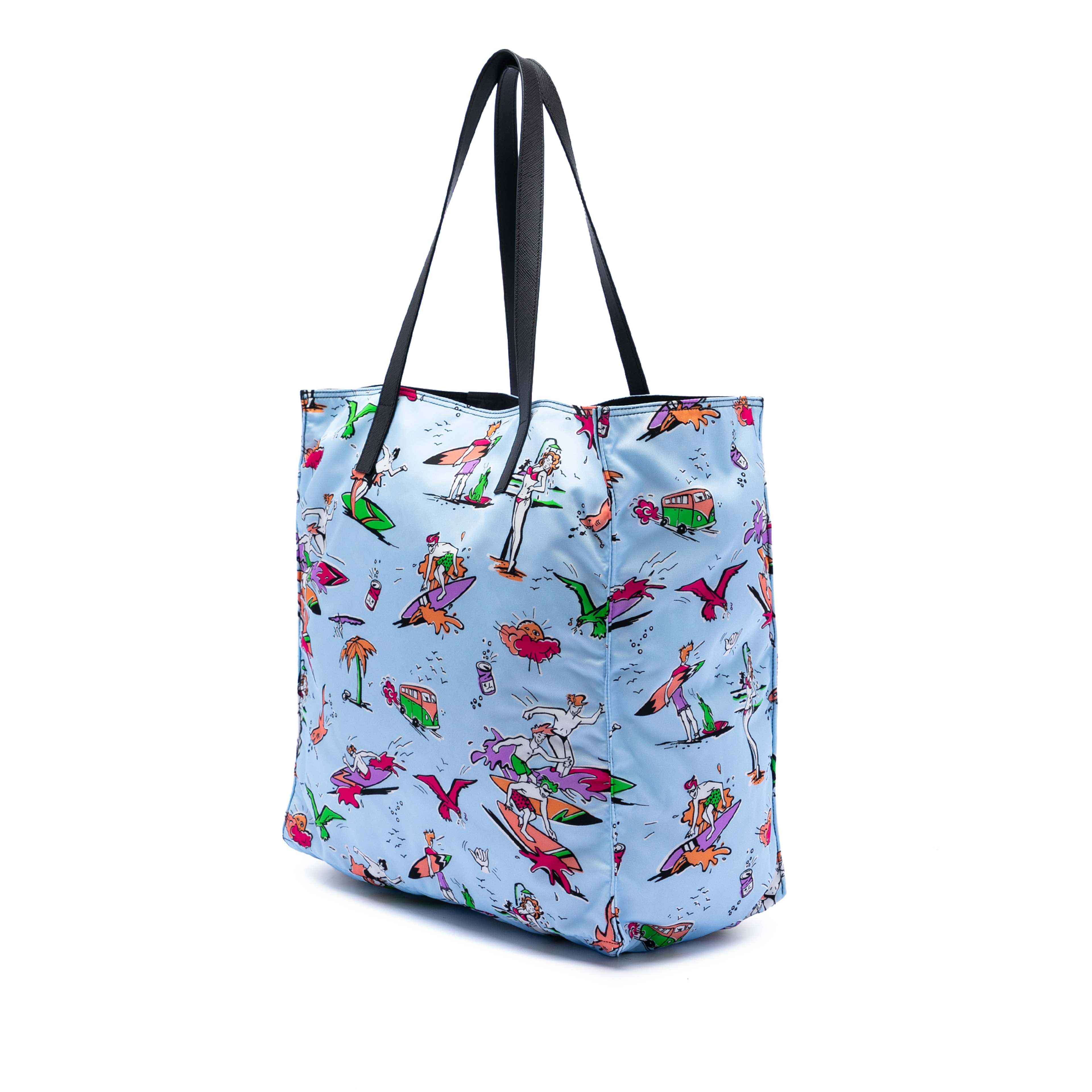 Prada Tessuto Stampato Surf Tote, från Luxclusif, i färgen light blue. Klicka för att öppna bilden i stort format