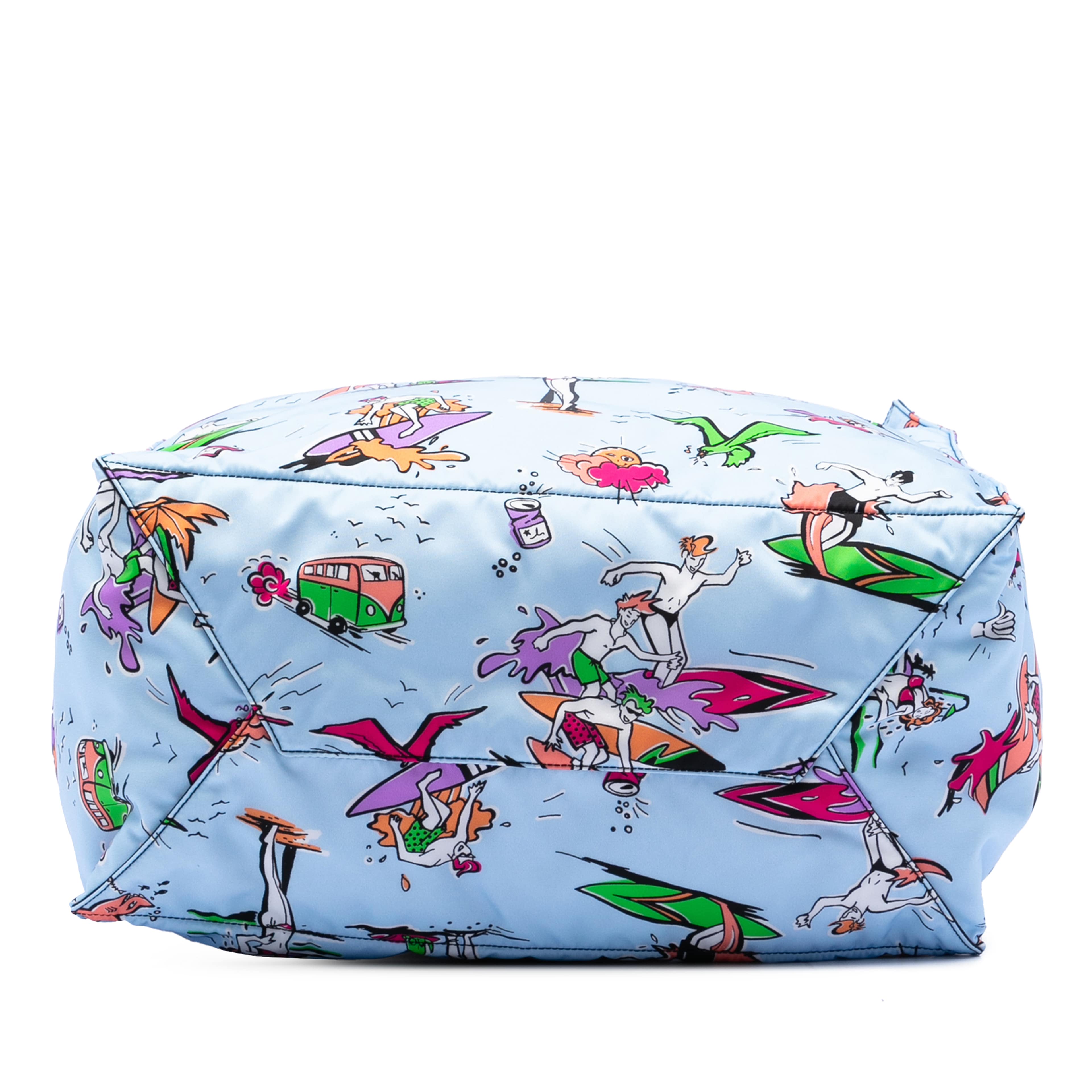 Prada Tessuto Stampato Surf Tote, från Luxclusif, i färgen light blue. Klicka för att öppna bilden i stort format