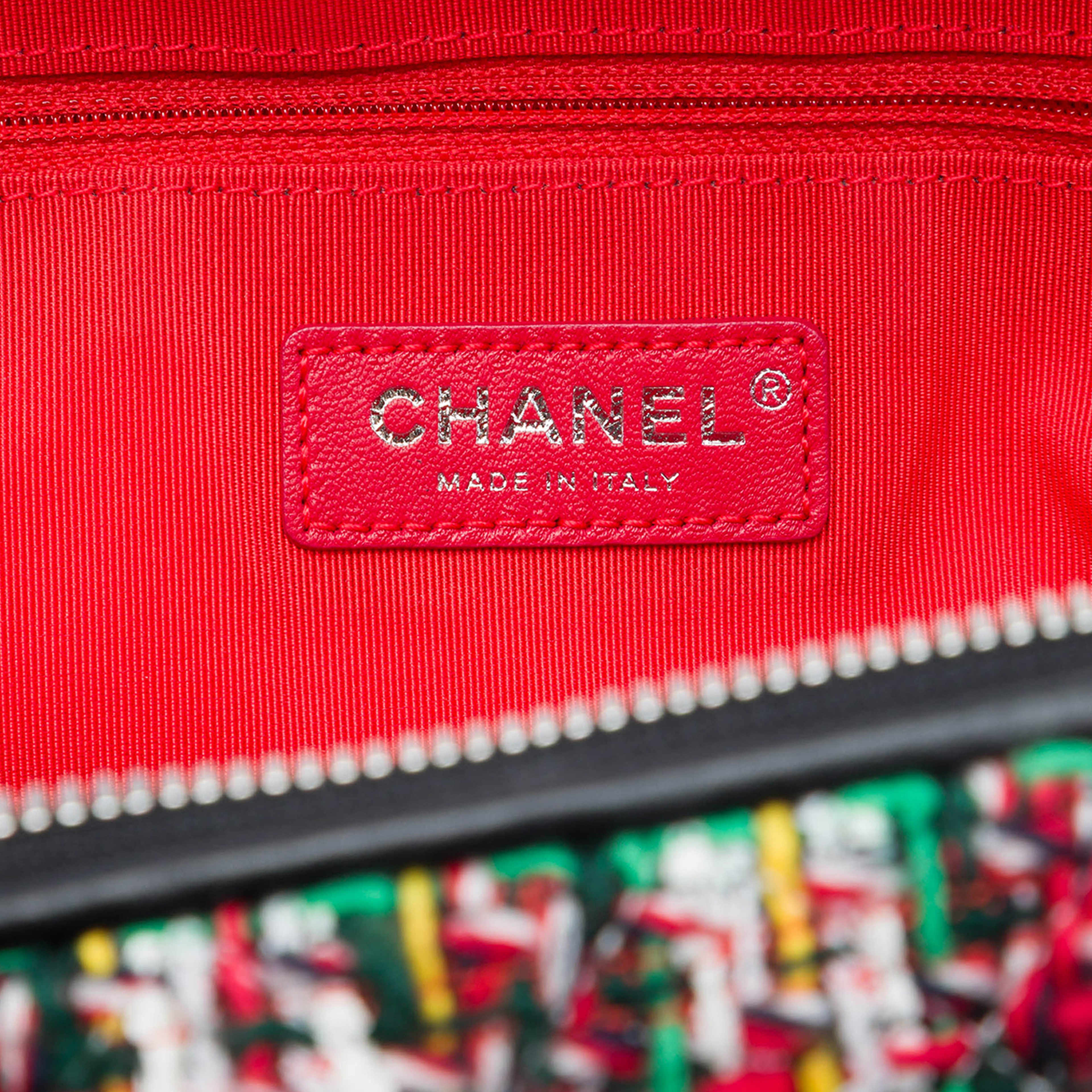 Chanel Tweed Street Allure Camera Bag, från Luxclusif, i färgen röd. Klicka för att öppna bilden i stort format